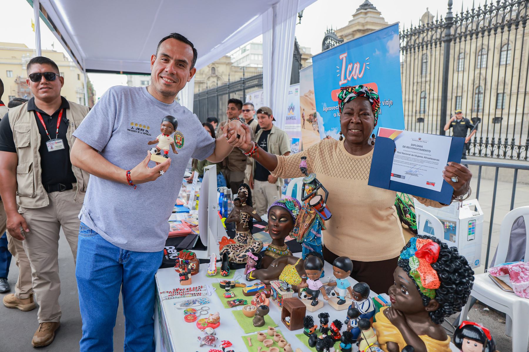 El presidente de la República, José Jerí, vistió la feria “Más Cerca del Perú” dedicada a la región Ica, donde pudo conocer productos, artesanías y propuestas de desarrollo local. En su recorrido saludó a productores y emprendedores, destacando el potencial económico y cultural de la zona. La feria busca acercar la oferta regional a diversas comunidades del país y fortalecer la identidad productiva de Ica. Fotos: ANDINA/Presidencia