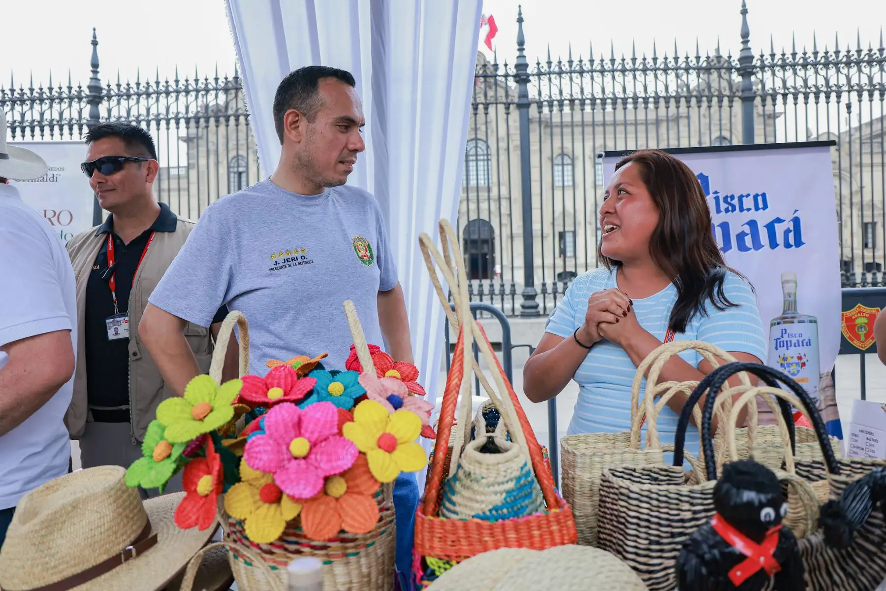 El presidente de la República, José Jerí, vistió la feria “Más Cerca del Perú” dedicada a la región Ica, donde pudo conocer productos, artesanías y propuestas de desarrollo local. En su recorrido saludó a productores y emprendedores, destacando el potencial económico y cultural de la zona. La feria busca acercar la oferta regional a diversas comunidades del país y fortalecer la identidad productiva de Ica. Fotos: ANDINA/Presidencia