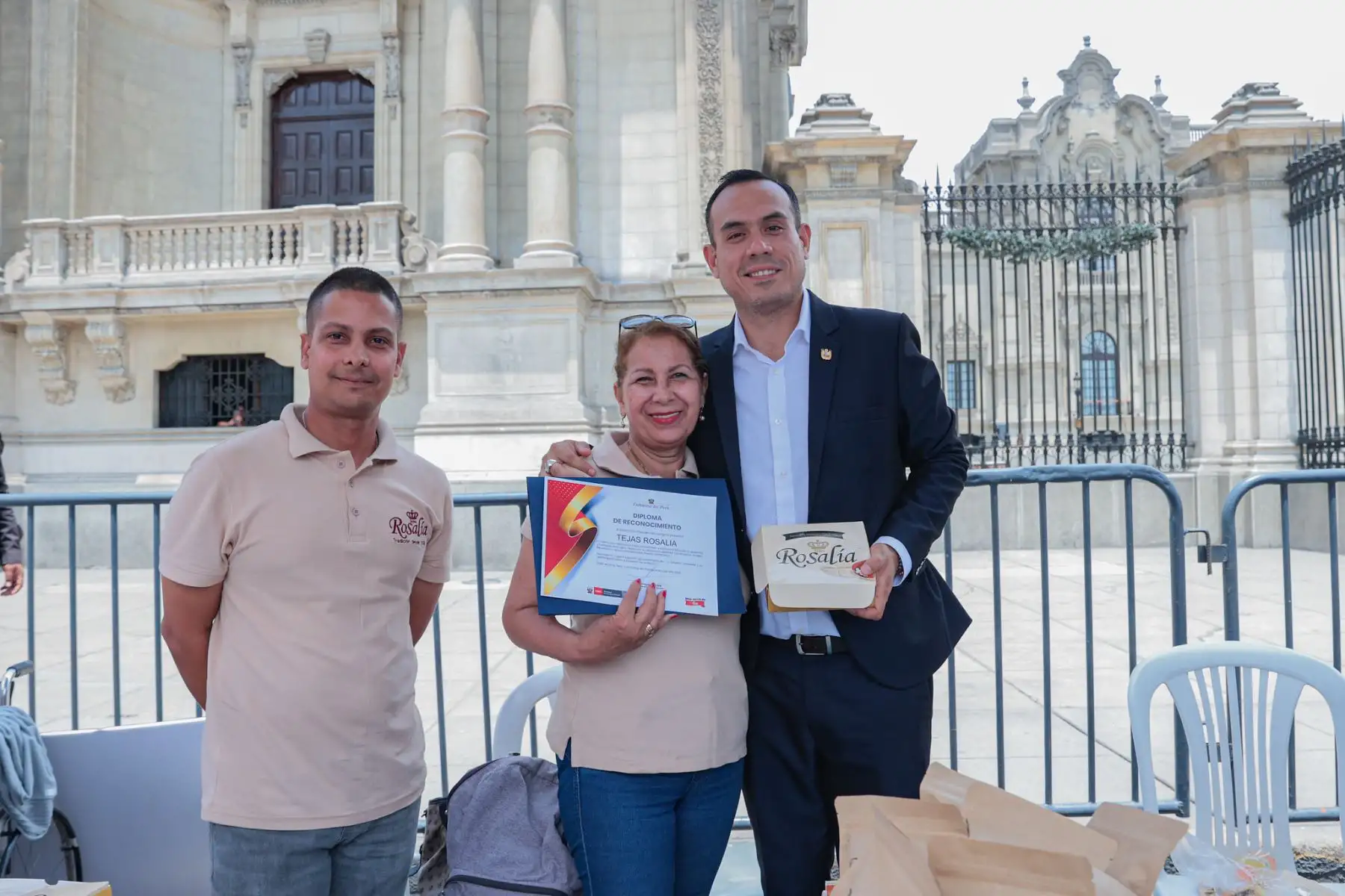 El presidente de la República, José Jerí, vistió la feria “Más Cerca del Perú” dedicada a la región Ica, donde pudo conocer productos, artesanías y propuestas de desarrollo local. En su recorrido saludó a productores y emprendedores, destacando el potencial económico y cultural de la zona. La feria busca acercar la oferta regional a diversas comunidades del país y fortalecer la identidad productiva de Ica. Fotos: ANDINA/Presidencia