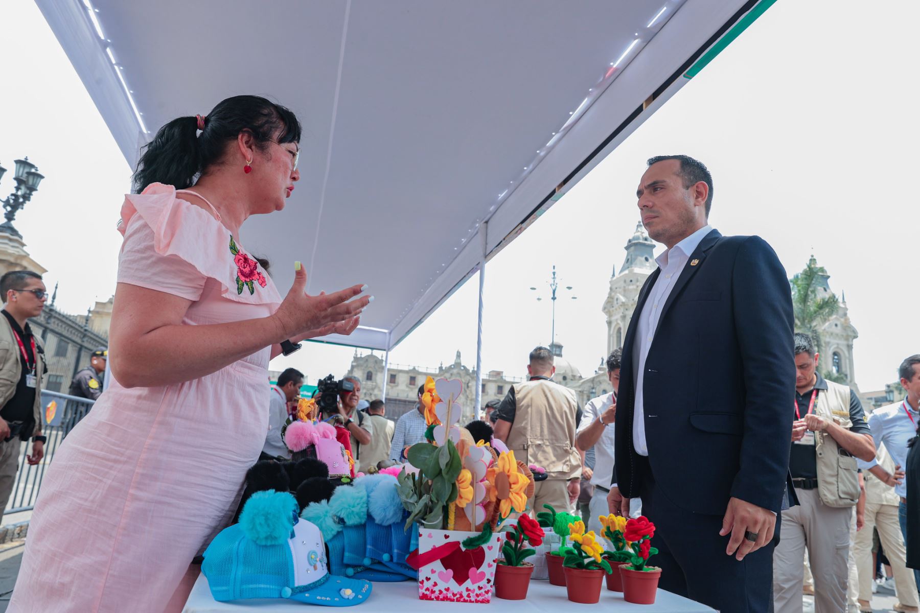 El presidente de la República, José Jerí, vistió la feria “Más Cerca del Perú” dedicada a la región Ica, donde pudo conocer productos, artesanías y propuestas de desarrollo local. En su recorrido saludó a productores y emprendedores, destacando el potencial económico y cultural de la zona. La feria busca acercar la oferta regional a diversas comunidades del país y fortalecer la identidad productiva de Ica. Fotos: ANDINA/Presidencia