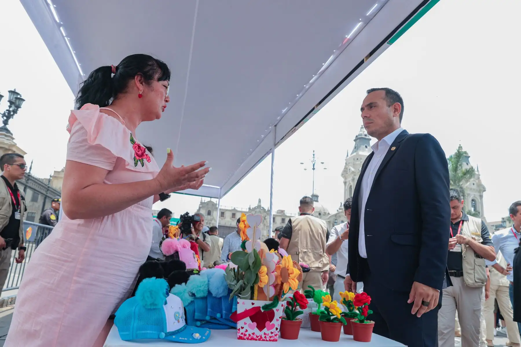 El presidente de la República, José Jerí, vistió la feria “Más Cerca del Perú” dedicada a la región Ica, donde pudo conocer productos, artesanías y propuestas de desarrollo local. En su recorrido saludó a productores y emprendedores, destacando el potencial económico y cultural de la zona. La feria busca acercar la oferta regional a diversas comunidades del país y fortalecer la identidad productiva de Ica. Fotos: ANDINA/Presidencia