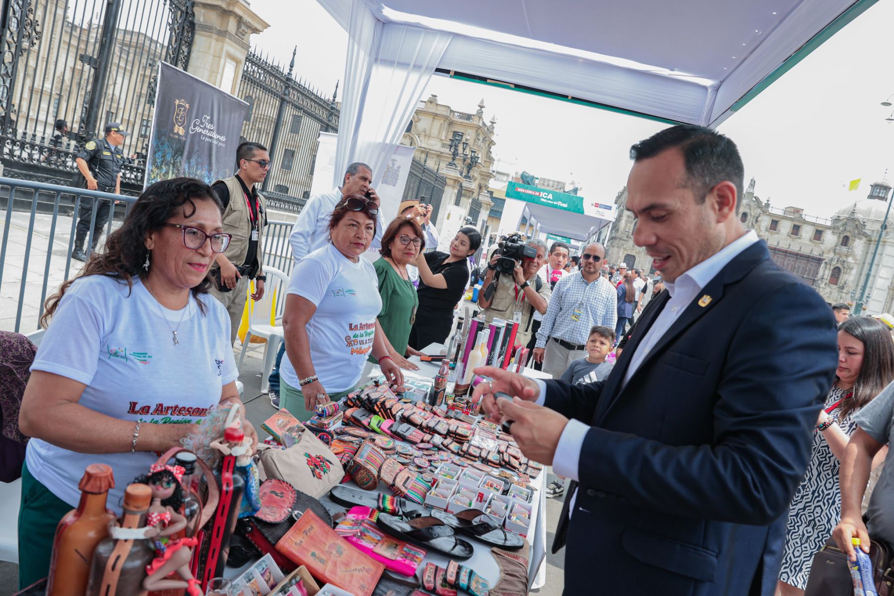 El presidente de la República, José Jerí, vistió la feria “Más Cerca del Perú” dedicada a la región Ica, donde pudo conocer productos, artesanías y propuestas de desarrollo local. En su recorrido saludó a productores y emprendedores, destacando el potencial económico y cultural de la zona. La feria busca acercar la oferta regional a diversas comunidades del país y fortalecer la identidad productiva de Ica. Fotos: ANDINA/Presidencia