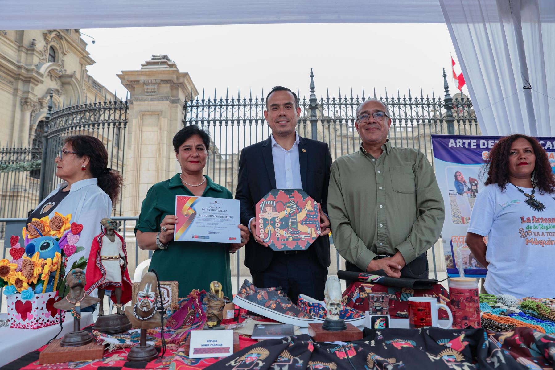 El presidente de la República, José Jerí, vistió la feria “Más Cerca del Perú” dedicada a la región Ica, donde pudo conocer productos, artesanías y propuestas de desarrollo local. En su recorrido saludó a productores y emprendedores, destacando el potencial económico y cultural de la zona. La feria busca acercar la oferta regional a diversas comunidades del país y fortalecer la identidad productiva de Ica. Fotos: ANDINA/Presidencia