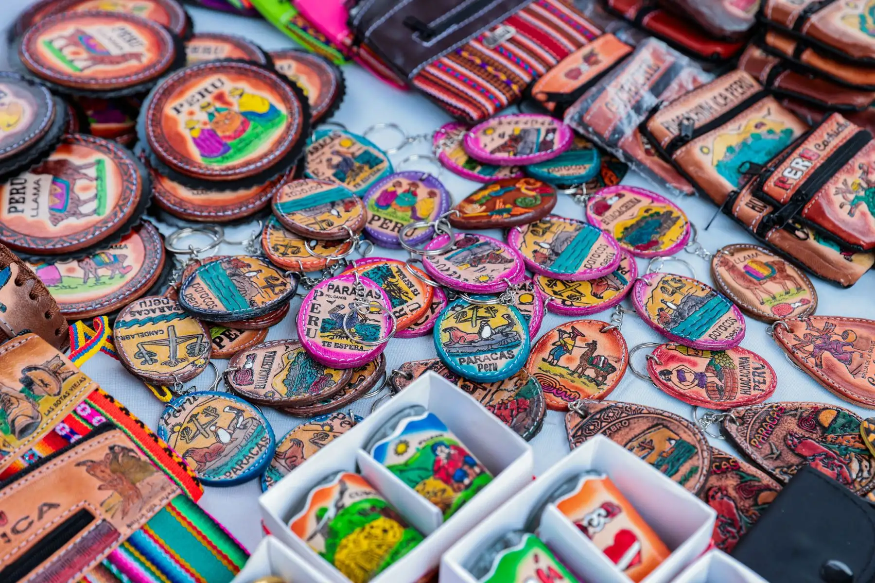 El presidente de la República, José Jerí, vistió la feria “Más Cerca del Perú” dedicada a la región Ica, donde pudo conocer productos, artesanías y propuestas de desarrollo local. En su recorrido saludó a productores y emprendedores, destacando el potencial económico y cultural de la zona. La feria busca acercar la oferta regional a diversas comunidades del país y fortalecer la identidad productiva de Ica. Fotos: ANDINA/Presidencia