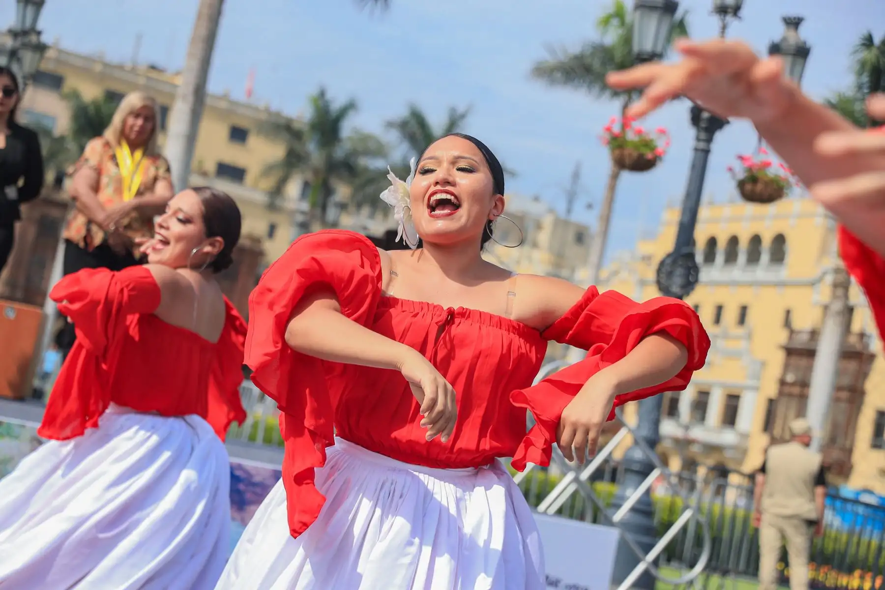 El presidente de la República, José Jerí, vistió la feria “Más Cerca del Perú” dedicada a la región Ica, donde pudo conocer productos, artesanías y propuestas de desarrollo local. En su recorrido saludó a productores y emprendedores, destacando el potencial económico y cultural de la zona. La feria busca acercar la oferta regional a diversas comunidades del país y fortalecer la identidad productiva de Ica. Fotos: ANDINA/Presidencia