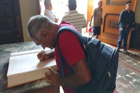 Este segundo libro, encuadernado y empastado en color ocre, lleva grabado el nombre de León XIV junto al escudo papal.