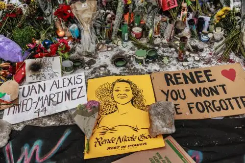 Ciudadanos colocan velas, flores y carteles en honor a Renee Nicole Good y otras víctimas de la violencia en Minneapolis, Minnesota. Foto: AFP.