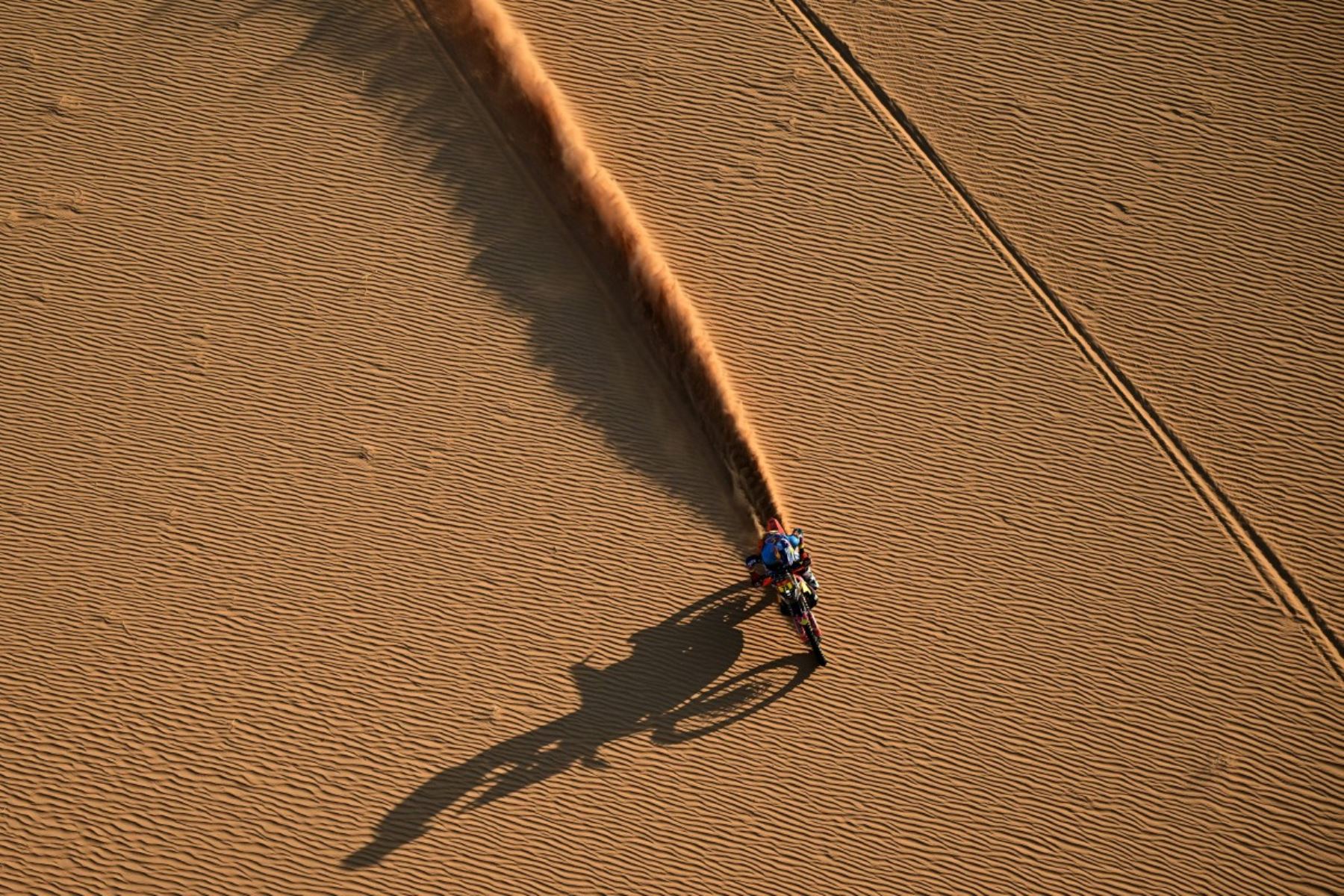 La estrategia de carrera cobró especial importancia en esta etapa, con equipos priorizando la conservación de los vehículos de cara a los tramos más exigentes que se aproximan en el desierto saudí. Foto: AFP