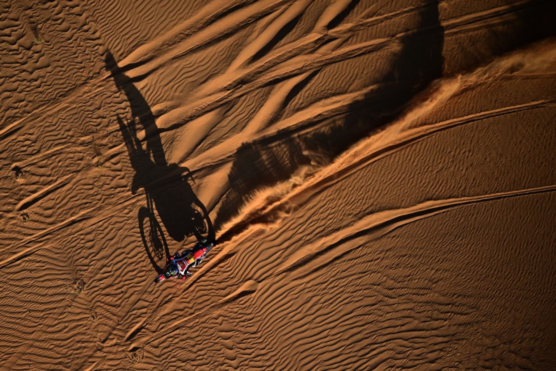 El Rally Dakar 2026 avanza hacia su recta decisiva, con una clasificación ajustada y escenarios extremos que mantienen la expectativa entre pilotos, equipos y aficionados del automovilismo de resistencia. Foto: AFP
