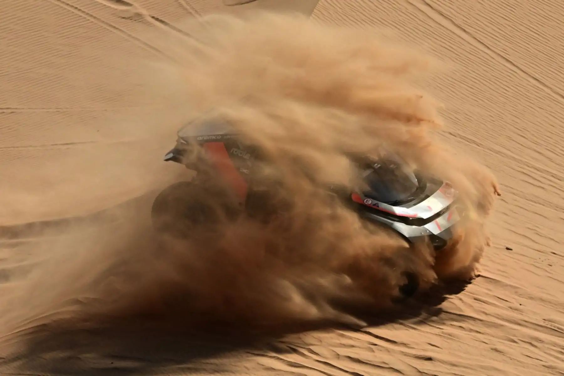 Los españoles Nani Roma y Carlos Sainz continúan dentro del grupo de punta, gestionando sus tiempos y evitando riesgos innecesarios en una fase del Dakar donde cada error puede ser decisivo. Foto: AFP