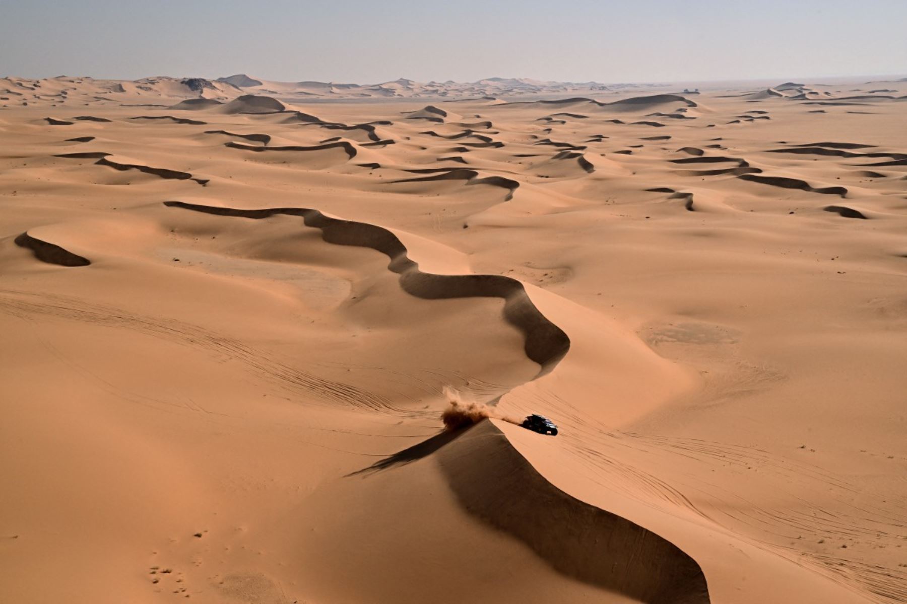 El sudafricano Saood Variawa ganó la octava etapa del Rally Dakar 2026 con un estrecho margen sobre su compatriota y compañero Henk Lategan, en una jornada donde Toyota consiguió un doblete en autos. A pesar de la victoria, el catarí Nasser Al-Attiyah se mantiene como líder de la clasificación general con ventaja sobre sus rivales. Foto: AFP