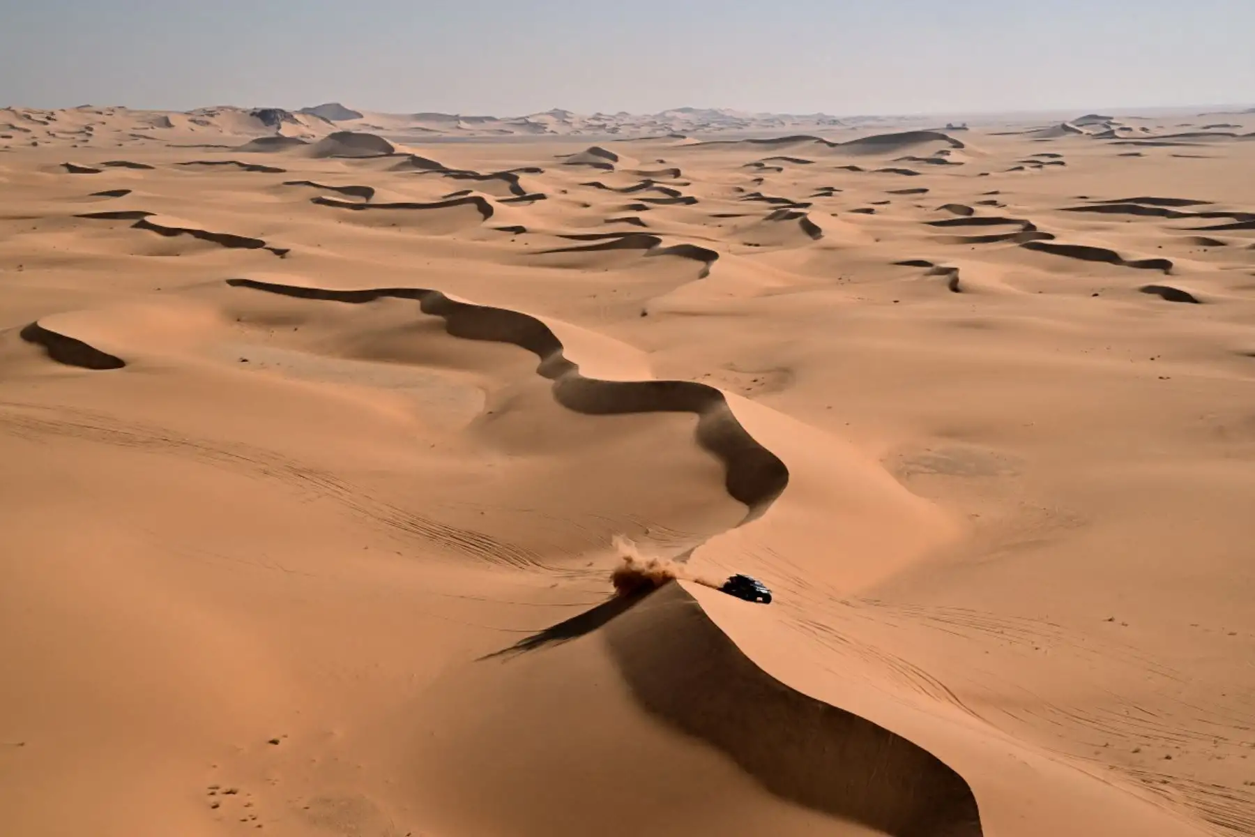 El sudafricano Saood Variawa ganó la octava etapa del Rally Dakar 2026 con un estrecho margen sobre su compatriota y compañero Henk Lategan, en una jornada donde Toyota consiguió un doblete en autos. A pesar de la victoria, el catarí Nasser Al-Attiyah se mantiene como líder de la clasificación general con ventaja sobre sus rivales. Foto: AFP