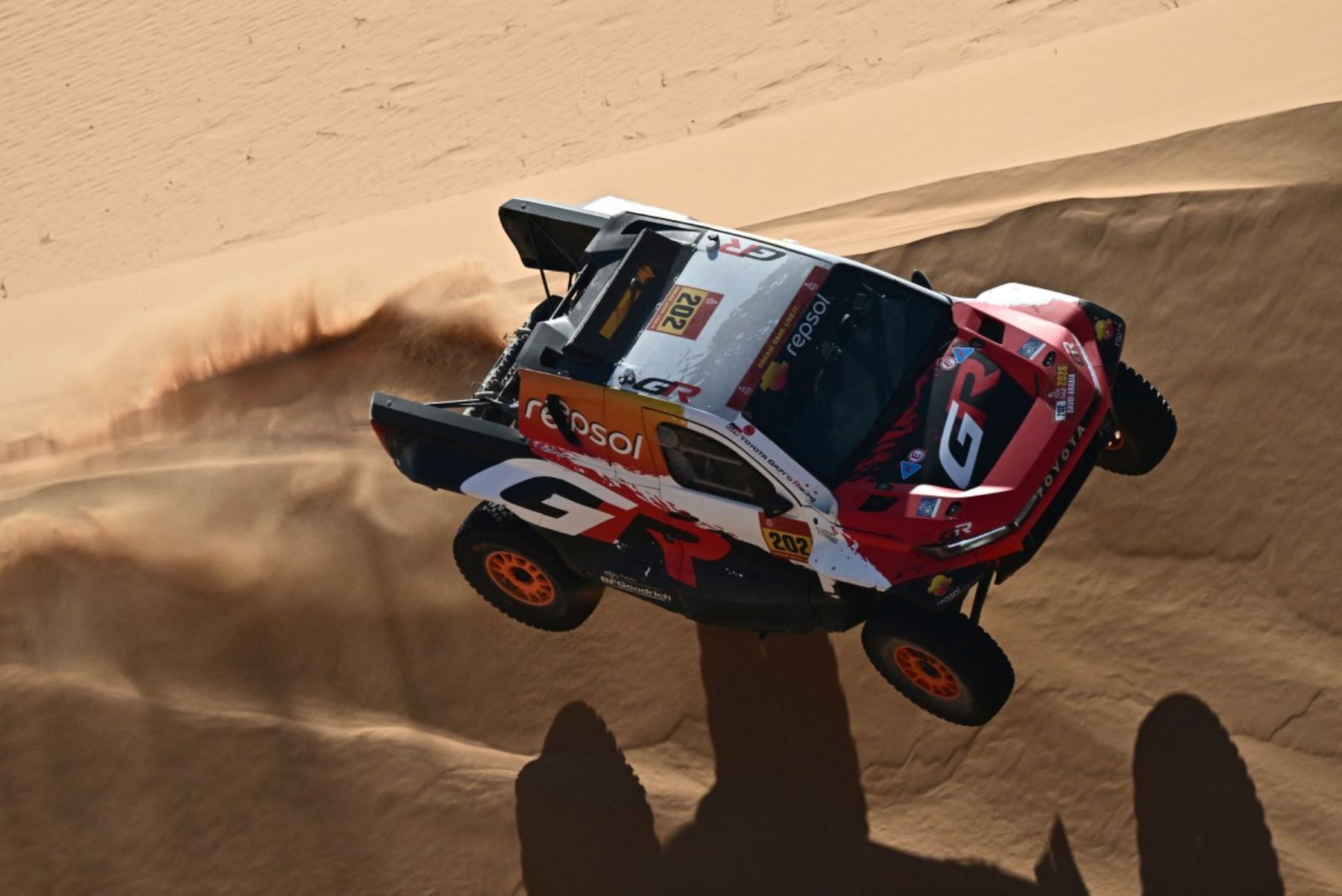 La octava etapa del Rally Dakar 2026 se desarrolló como una jornada de transición, con diferencias ajustadas entre los principales competidores, lo que permitió a varios pilotos mantenerse en la lucha por los primeros lugares de la clasificación general. Foto: AFP