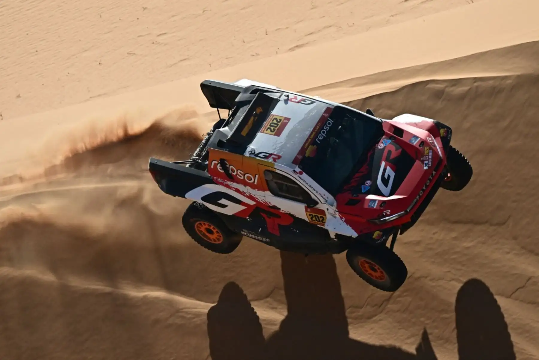 La octava etapa del Rally Dakar 2026 se desarrolló como una jornada de transición, con diferencias ajustadas entre los principales competidores, lo que permitió a varios pilotos mantenerse en la lucha por los primeros lugares de la clasificación general. Foto: AFP