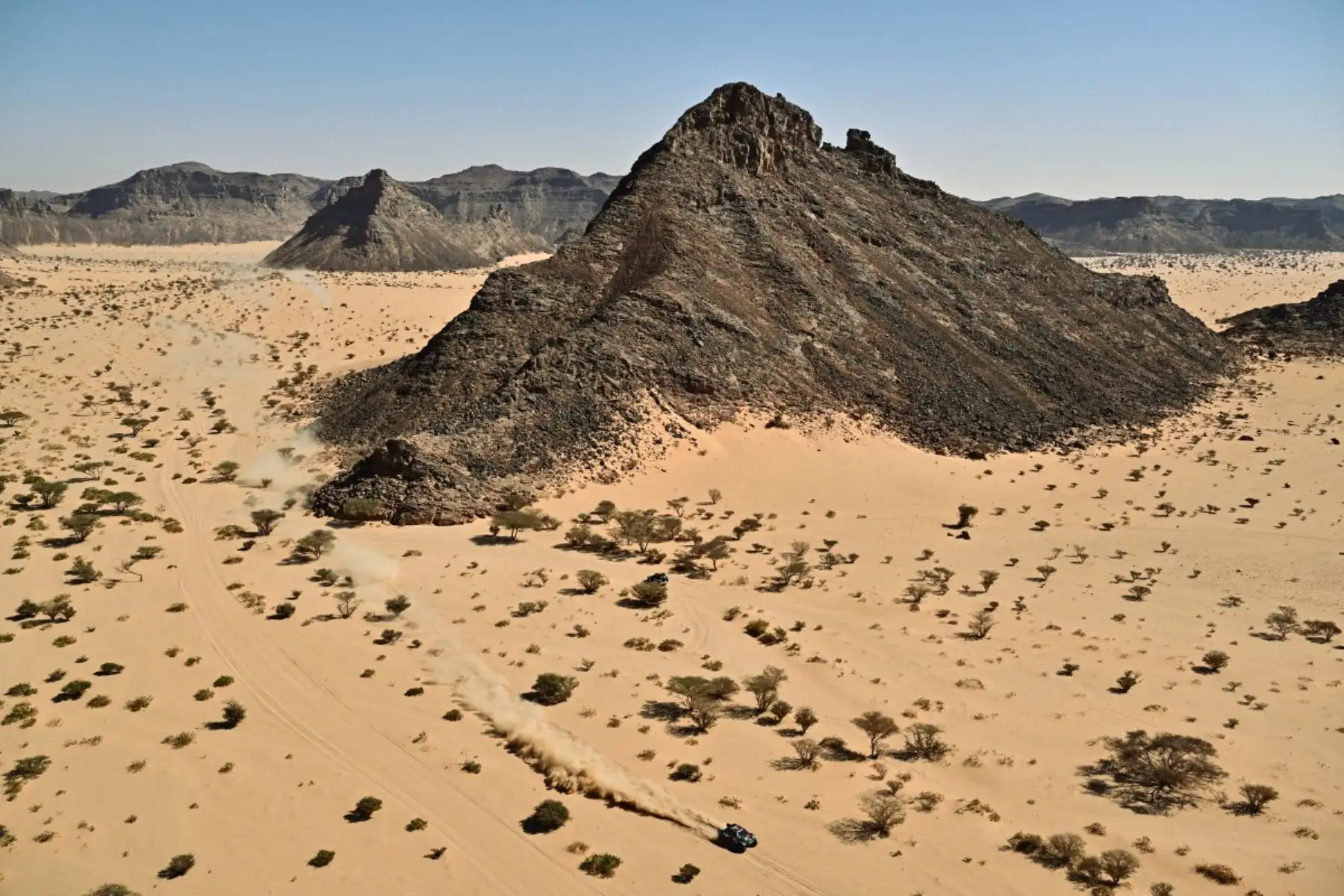 El sueco Mattias Ekström, al volante de un Ford, logró un tercer lugar que le permitió seguir recortando distancia en la general, consolidándose como uno de los pilotos más consistentes en los últimos días de carrera. Foto: AFP