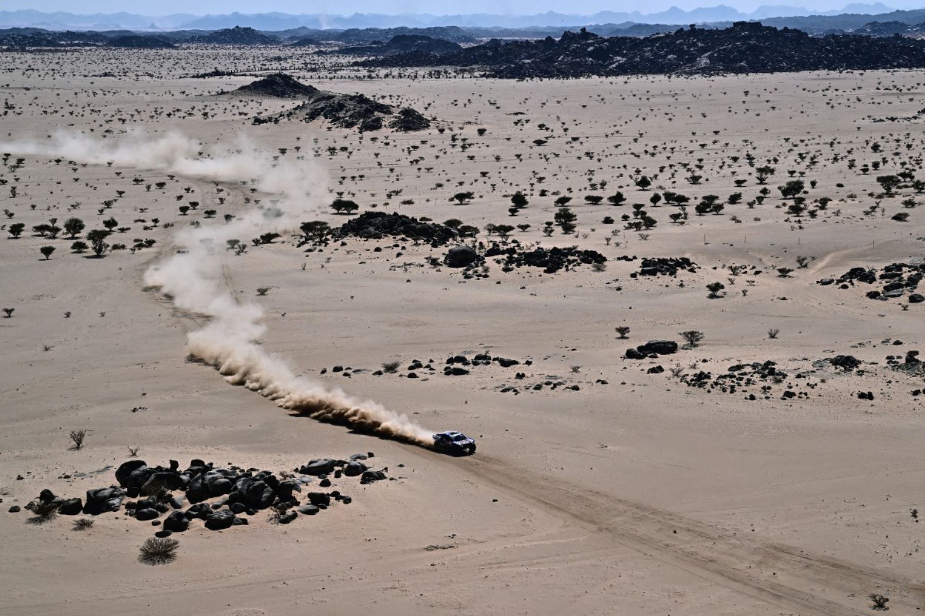 Entre martes y miércoles, los competidores afrontarán una etapa maratón, que pondrá a prueba la resistencia física y mecánica, al no contar con asistencia técnica externa durante la noche. Foto: AFP