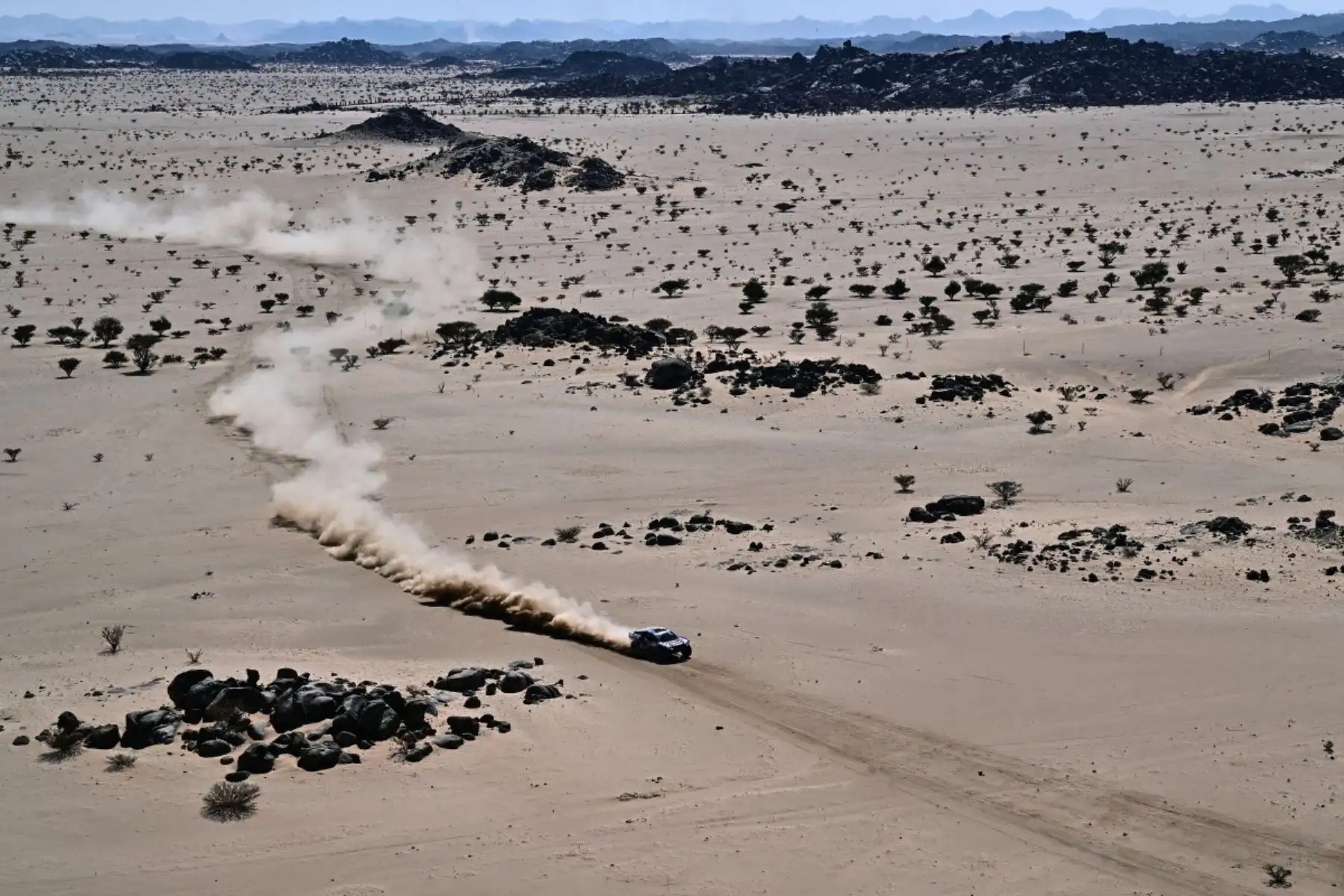 Entre martes y miércoles, los competidores afrontarán una etapa maratón, que pondrá a prueba la resistencia física y mecánica, al no contar con asistencia técnica externa durante la noche. Foto: AFP