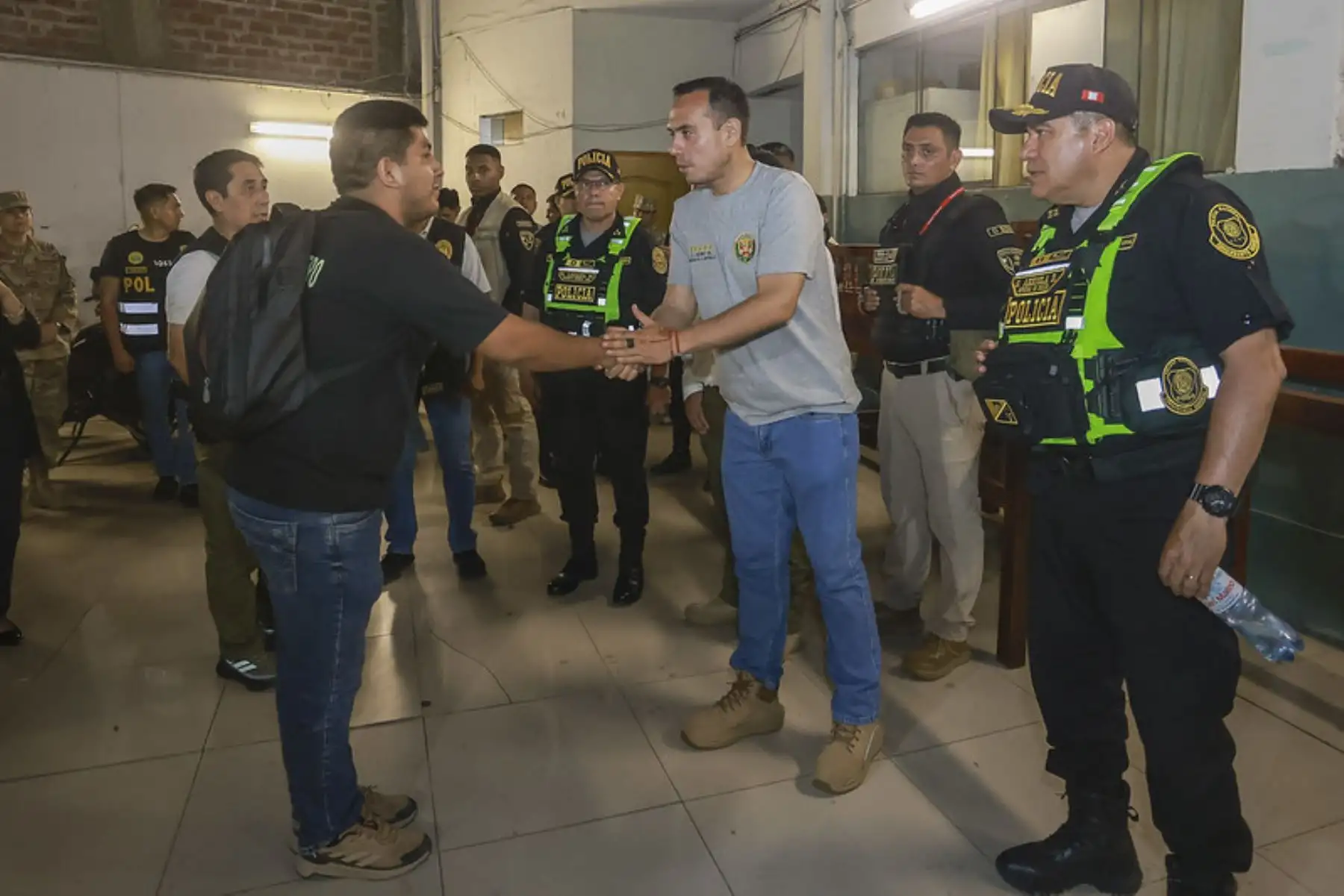El presidente José Jerí, lideró esta madrugada diversos operativos policiales que permitieron el allanamiento de inmuebles y la captura de integrantes de bandas criminales dedicadas a extorsionar a empresas de transporte. Foto: ANDINA/ Prensa Presidencia