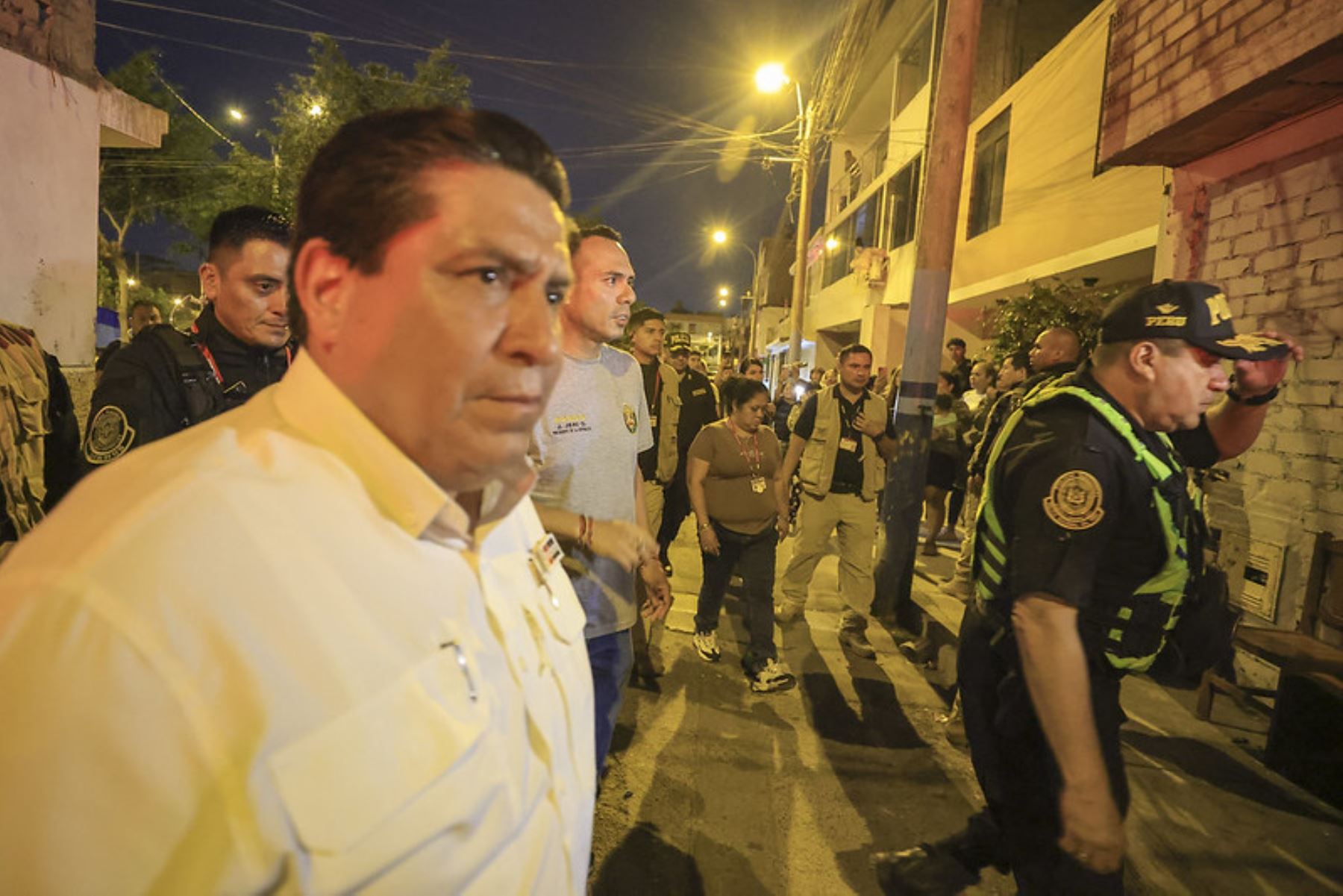 El presidente José Jerí, lideró esta madrugada diversos operativos policiales que permitieron el allanamiento de inmuebles y la captura de integrantes de bandas criminales dedicadas a extorsionar a empresas de transporte. Foto: ANDINA/ Prensa Presidencia