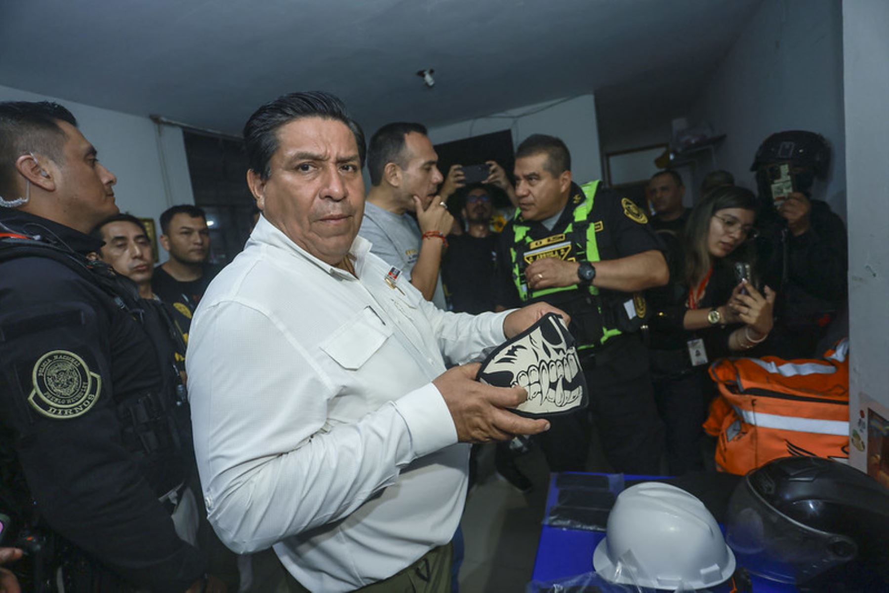 El presidente José Jerí, lideró esta madrugada diversos operativos policiales que permitieron el allanamiento de inmuebles y la captura de integrantes de bandas criminales dedicadas a extorsionar a empresas de transporte. Foto: ANDINA/ Prensa Presidencia