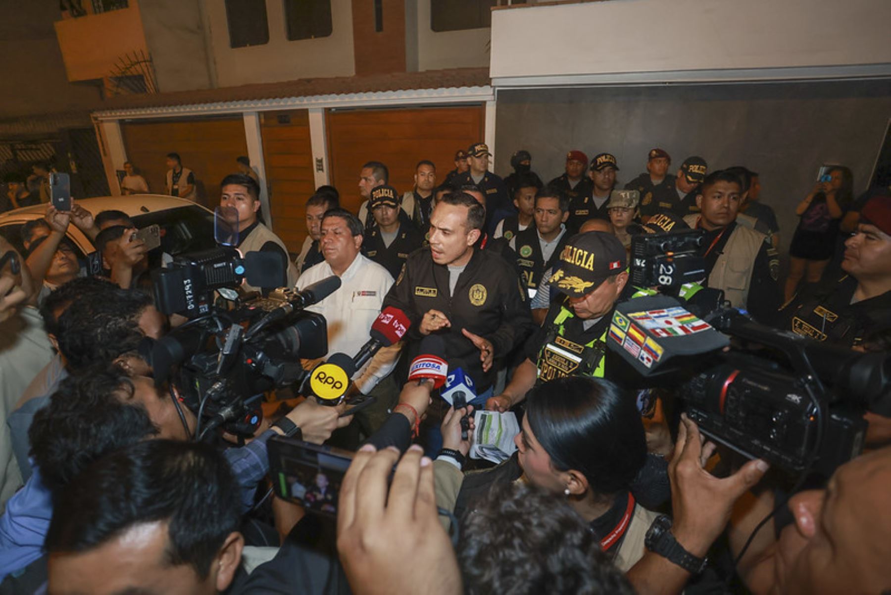 El presidente José Jerí, lideró esta madrugada diversos operativos policiales que permitieron el allanamiento de inmuebles y la captura de integrantes de bandas criminales dedicadas a extorsionar a empresas de transporte. Foto: ANDINA/ Prensa Presidencia