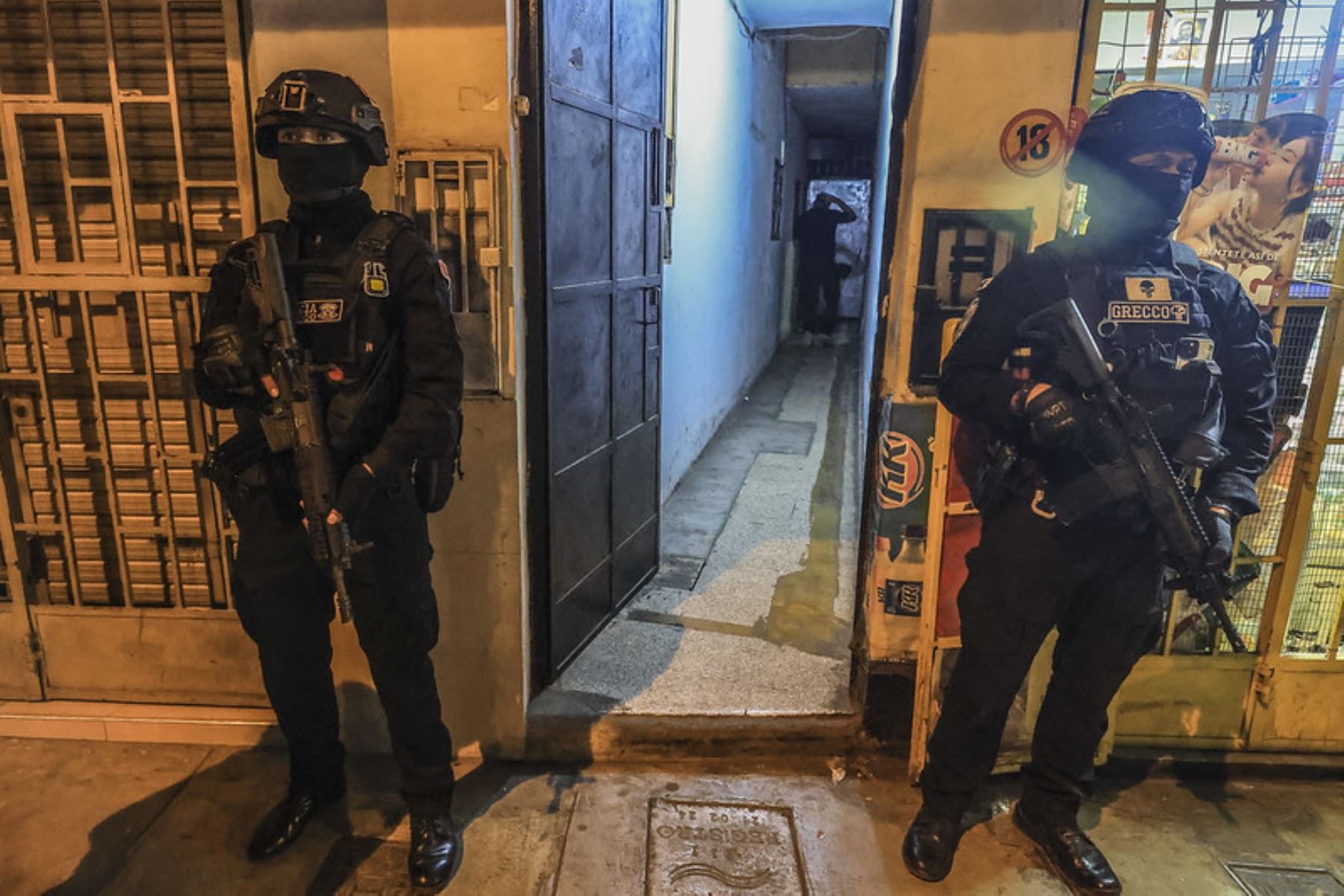 El presidente José Jerí, lideró esta madrugada diversos operativos policiales que permitieron el allanamiento de inmuebles y la captura de integrantes de bandas criminales dedicadas a extorsionar a empresas de transporte. Foto: ANDINA/ Prensa Presidencia