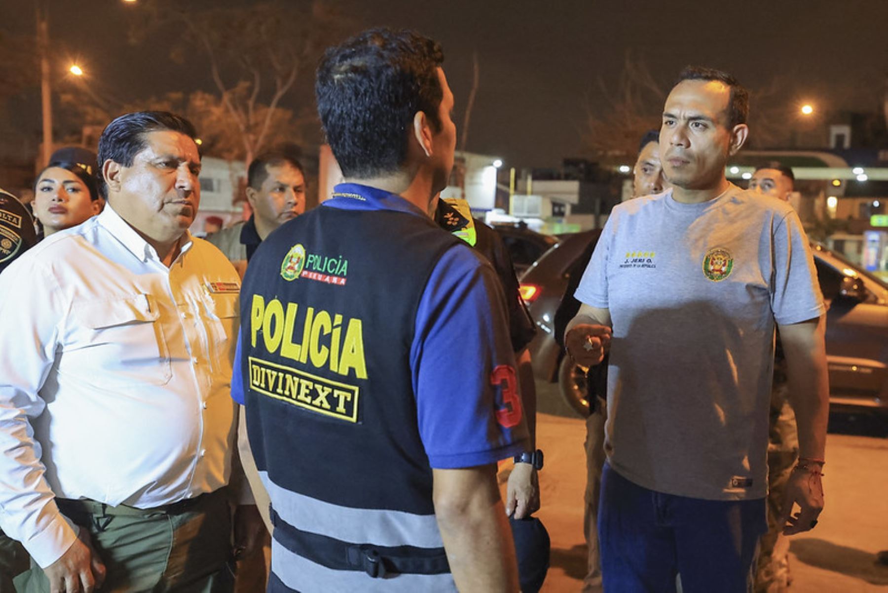 El presidente José Jerí, lideró esta madrugada diversos operativos policiales que permitieron el allanamiento de inmuebles y la captura de integrantes de bandas criminales dedicadas a extorsionar a empresas de transporte. Foto: ANDINA/ Prensa Presidencia