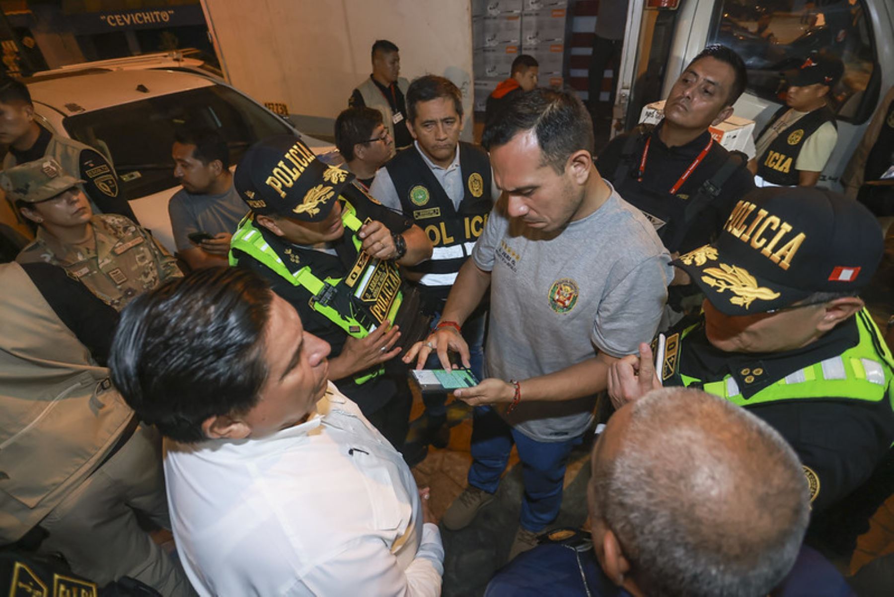 El presidente José Jerí, lideró esta madrugada diversos operativos policiales que permitieron el allanamiento de inmuebles y la captura de integrantes de bandas criminales dedicadas a extorsionar a empresas de transporte. Foto: ANDINA/ Prensa Presidencia