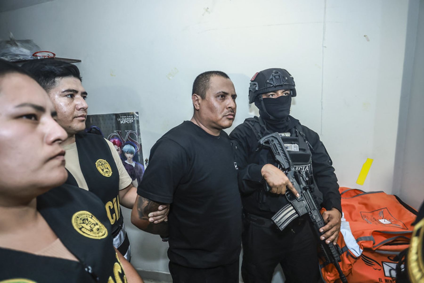 El presidente José Jerí, lideró esta madrugada diversos operativos policiales que permitieron el allanamiento de inmuebles y la captura de integrantes de bandas criminales dedicadas a extorsionar a empresas de transporte. Foto: ANDINA/ Prensa Presidencia