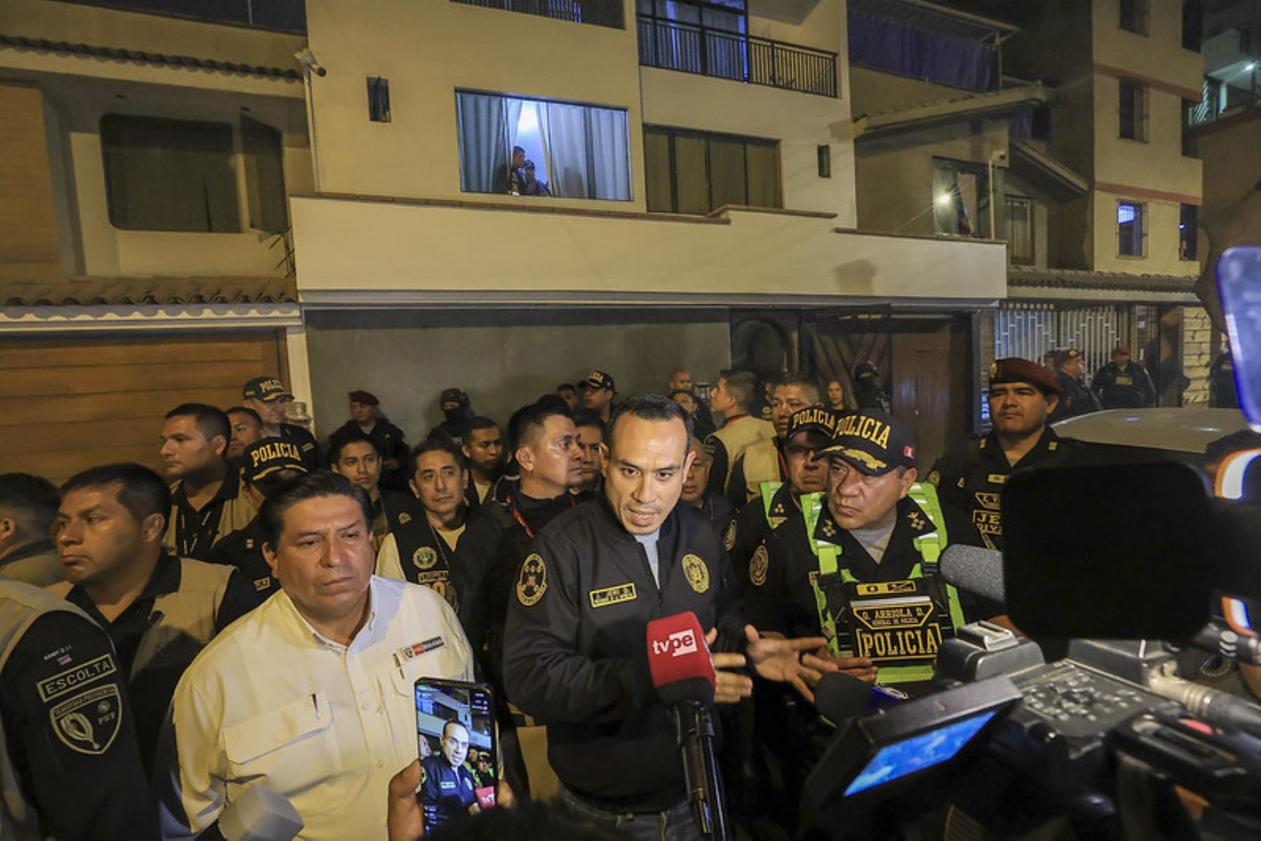 El presidente José Jerí, lideró esta madrugada diversos operativos policiales que permitieron el allanamiento de inmuebles y la captura de integrantes de bandas criminales dedicadas a extorsionar a empresas de transporte. Foto: ANDINA/ Prensa Presidencia
