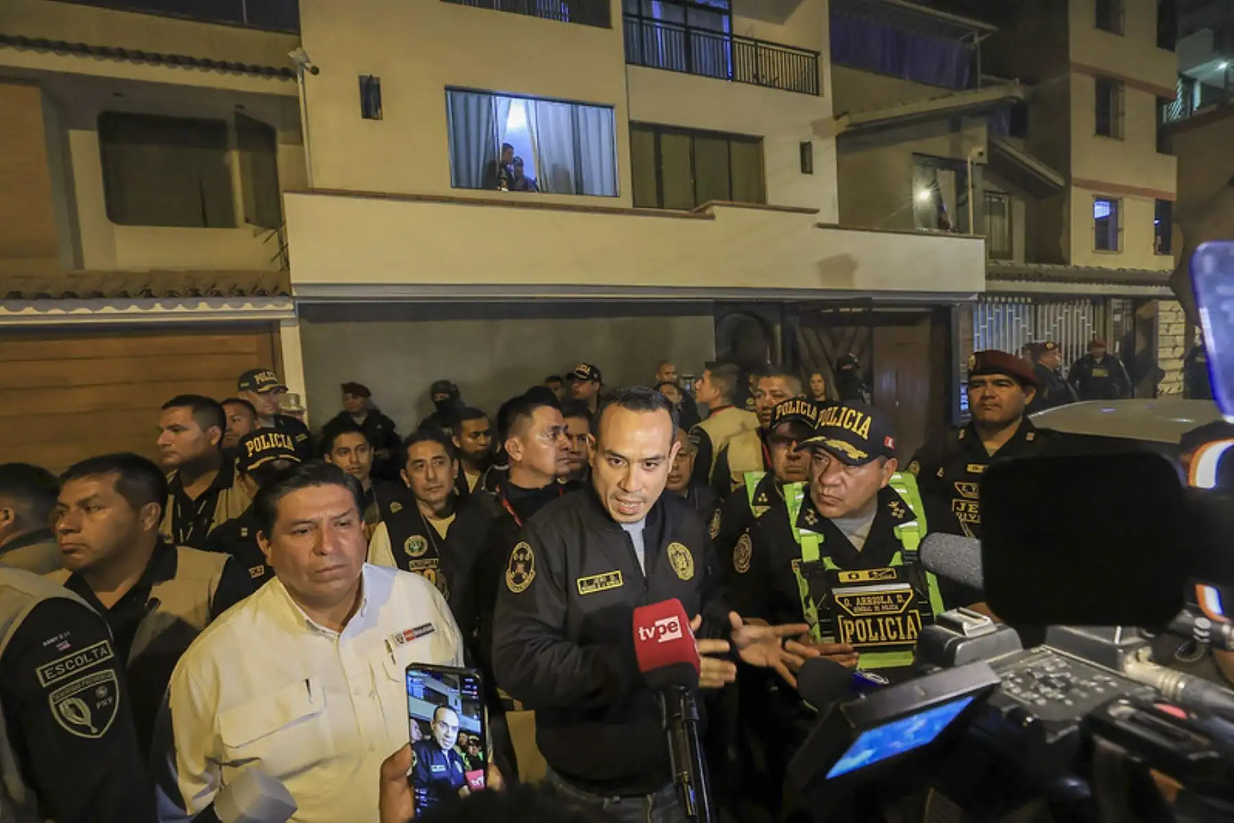 El presidente José Jerí, lideró esta madrugada diversos operativos policiales que permitieron el allanamiento de inmuebles y la captura de integrantes de bandas criminales dedicadas a extorsionar a empresas de transporte. Foto: ANDINA/ Prensa Presidencia