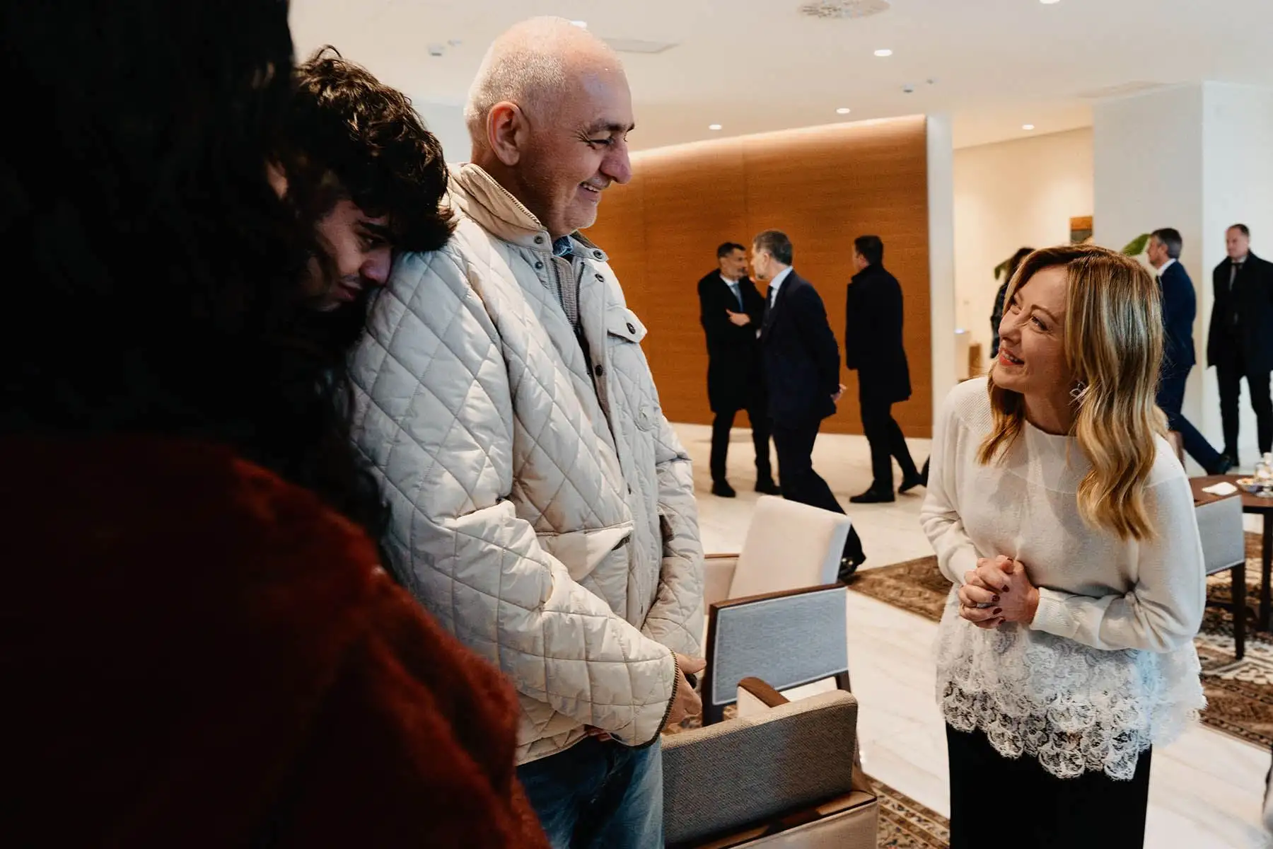 La primera ministra italiana, Giorgia Meloni, habla con el empresario italiano Mario Burlo a su llegada al aeropuerto de Roma Ciampino, tras su liberación de Venezuela. Foto: AFP