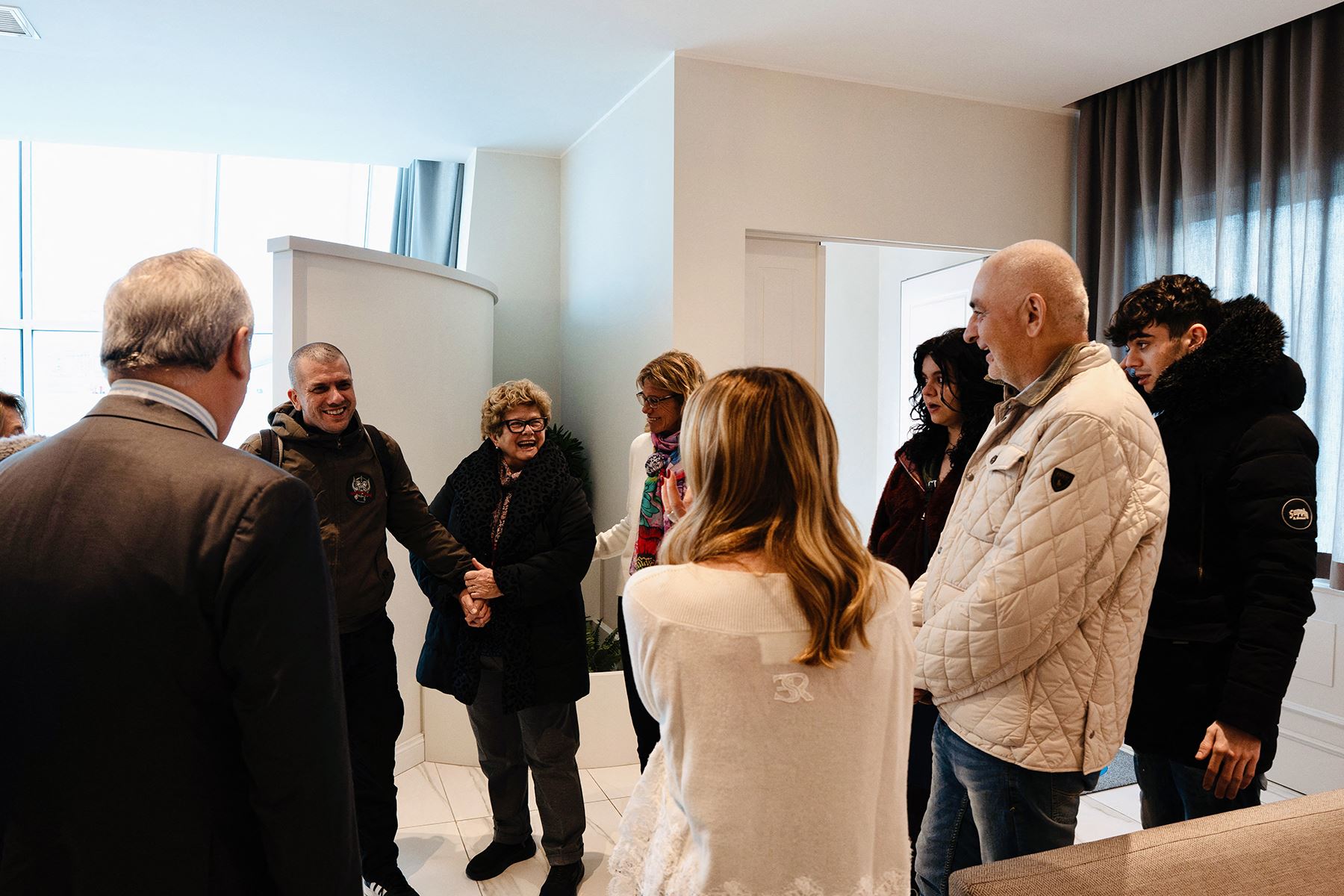 El viceprimer ministro y ministro de Asuntos Exteriores de Italia, Antonio Tajani, conversa con el trabajador humanitario italiano Alberto Trentini (2.º izq.) y el empresario italiano Mario Burlo, a su llegada al aeropuerto de Roma-Ciampino, tras su liberación de Venezuela. Foto: AFP