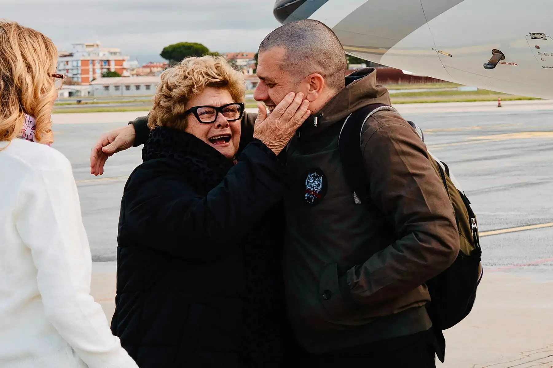 El trabajador humanitario italiano Alberto Trentini, abraza a un familiar a su llegada al aeropuerto de Roma-Ciampino, tras su liberación de Venezuela. Las autoridades venezolanas anunciaron la liberación de 116 detenidos el 12 de enero de 2026. Foto: AFP