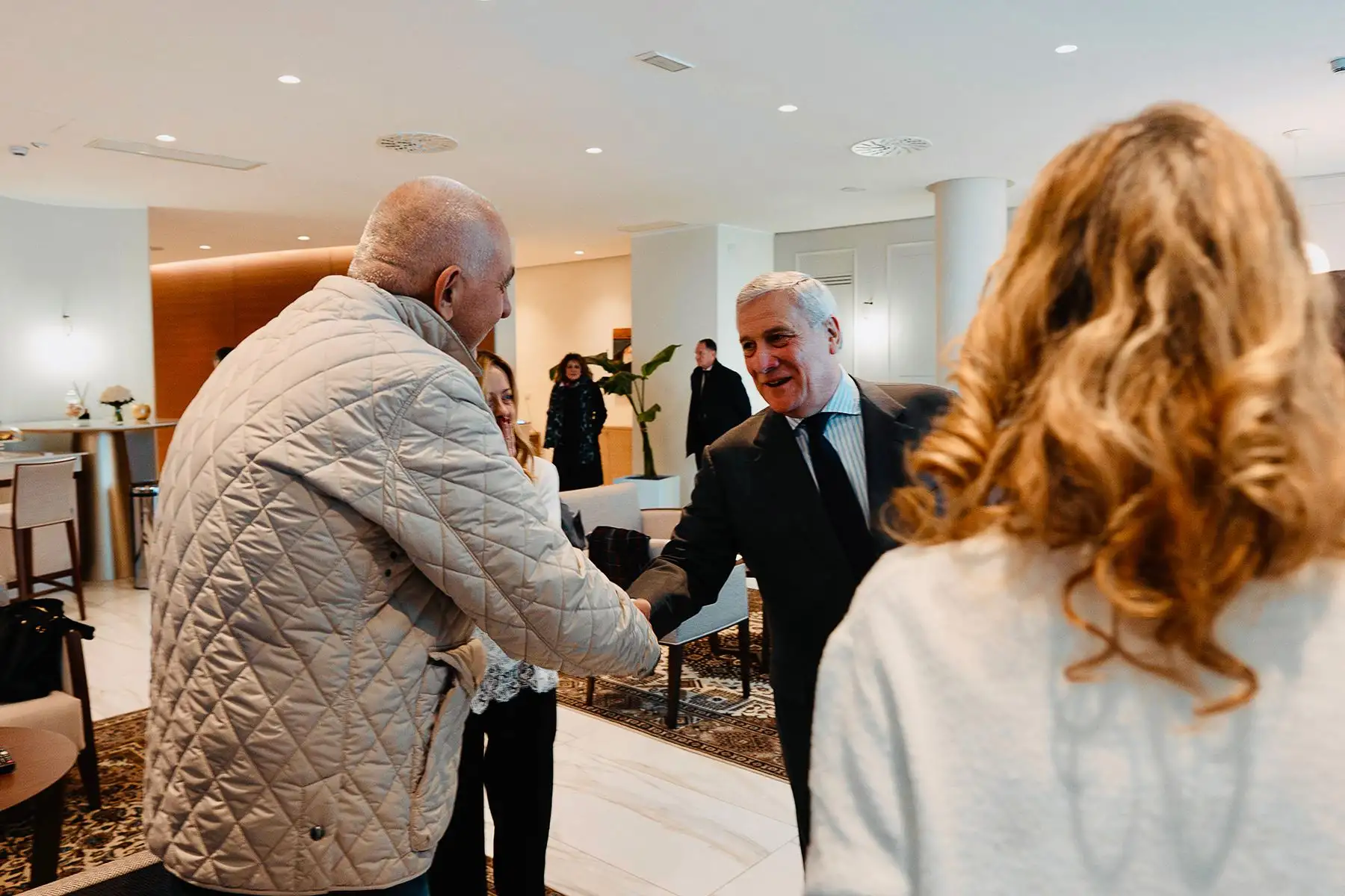 El viceprimer ministro y ministro de Asuntos Exteriores italiano, Antonio Tajani, estrecha la mano del empresario italiano Mario Burlo a su llegada al aeropuerto de Roma-Ciampino, tras su liberación de Venezuela. Foto: AFP