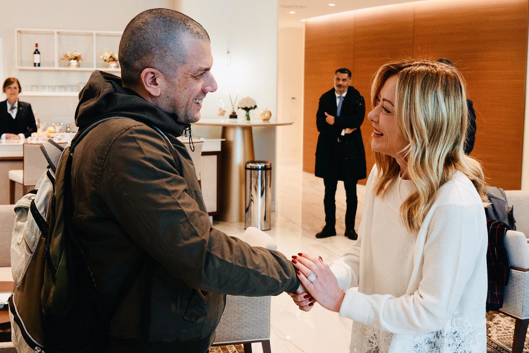 La primera ministra italiana, Giorgia Meloni, estrecha la mano del trabajador humanitario italiano Alberto Trentini tras su liberación de Venezuela, a su llegada al aeropuerto de Ciampino en Roma. Foto: AFP