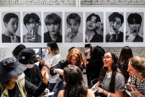 Fanáticos visitan una tienda temporal de la sensación del K-pop surcoreano BTS, titulada "Monochrome" en Seúl . Foto: AFP