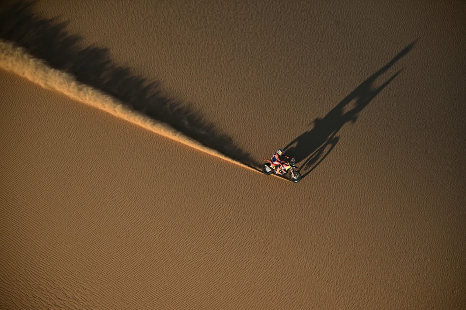El piloto argentino Luciano Benavides compite con una Ktm 450 Rally Factory en la etapa maratón 9 de la 48ª edición del Rally Dakar 2026, disputada entre Wadi ad-Dawasir y Bisha, en Arabia Saudita.
Foto: AFP