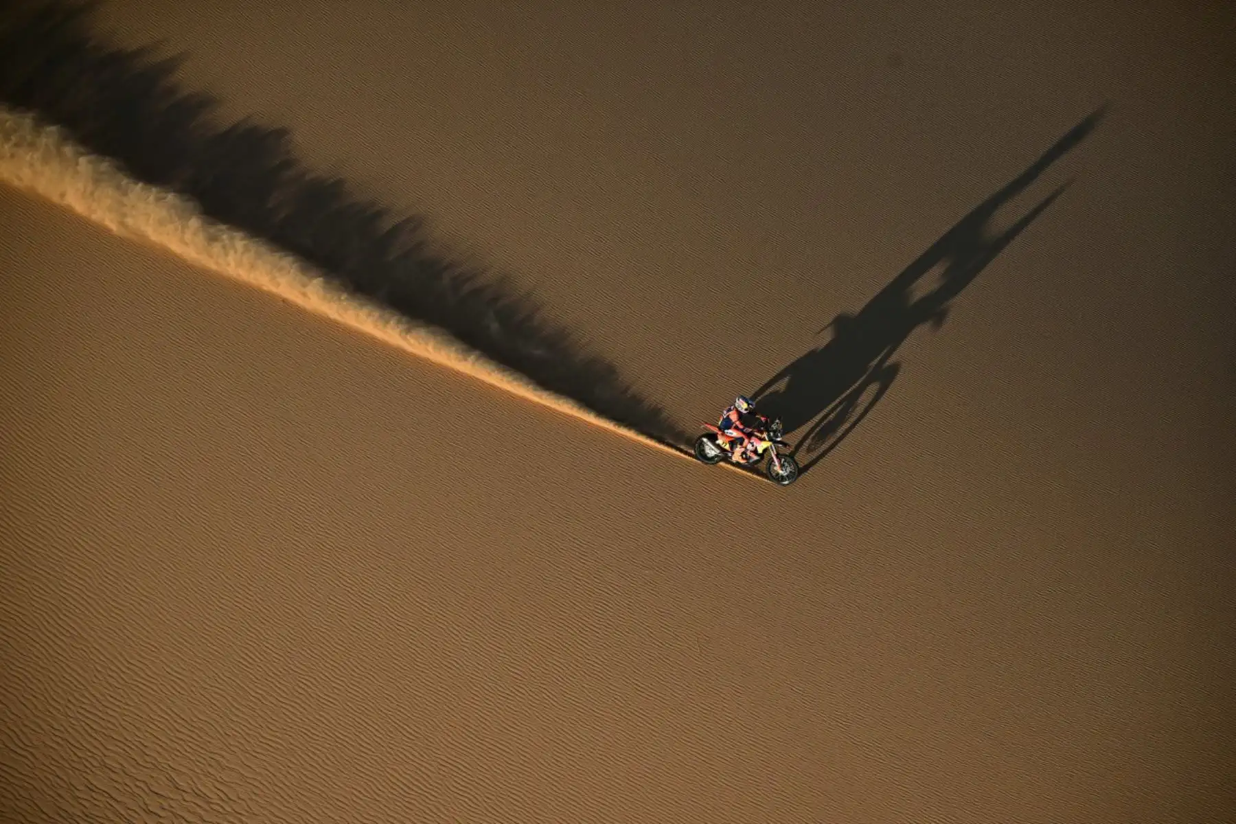 El piloto argentino Luciano Benavides compite con una Ktm 450 Rally Factory en la etapa maratón 9 de la 48ª edición del Rally Dakar 2026, disputada entre Wadi ad-Dawasir y Bisha, en Arabia Saudita.
Foto: AFP