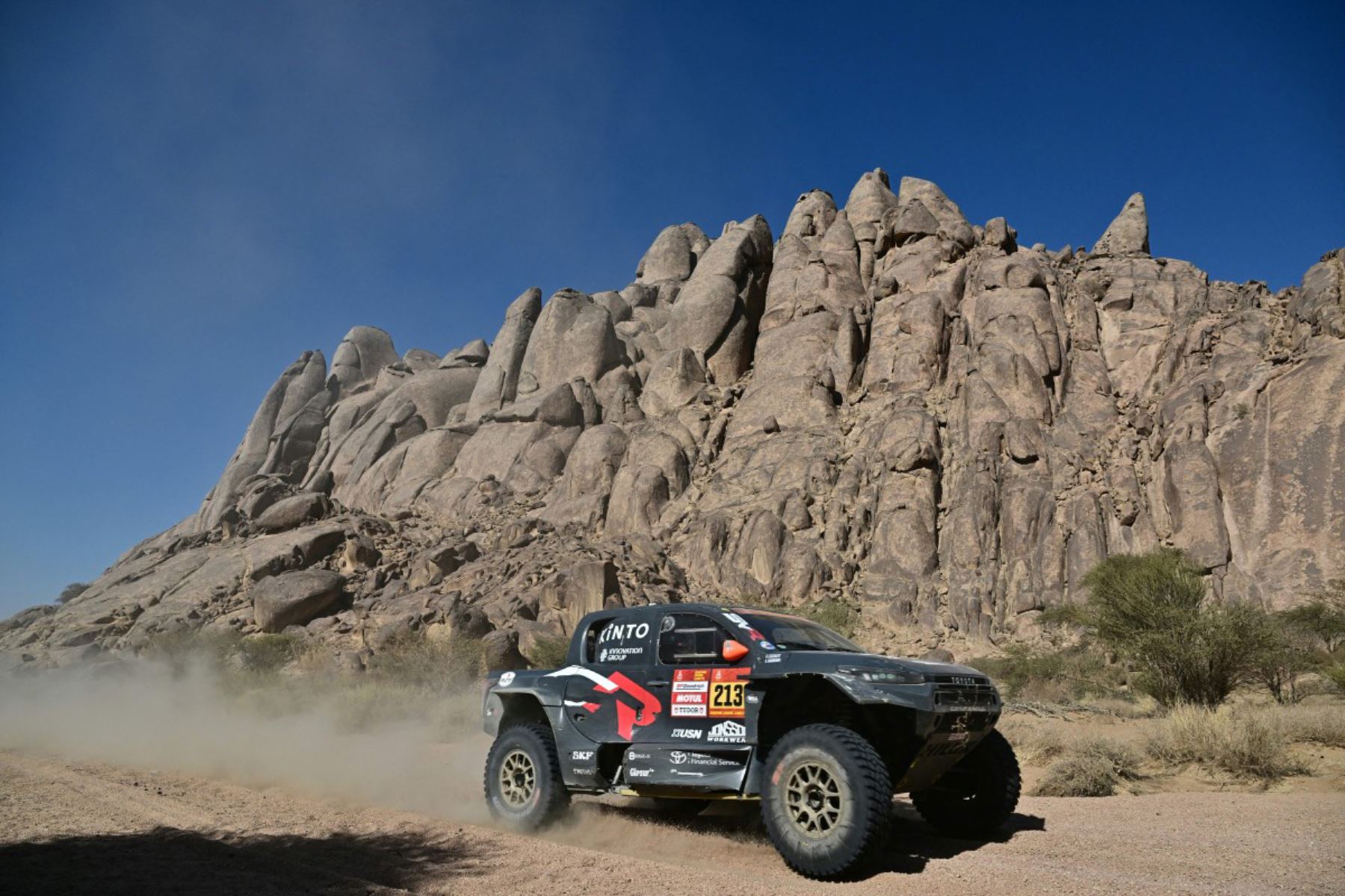El piloto sudafricano Saood Variawa de Toyota Gazoo Racing SA y el copiloto francés François Cazalet compiten en la Etapa 9, una etapa maratón, de la 48ª edición del Rally Dakar 2026, entre Wadi ad-Dawasir y Bisha, Arabia Saudita.
Foto: AFP