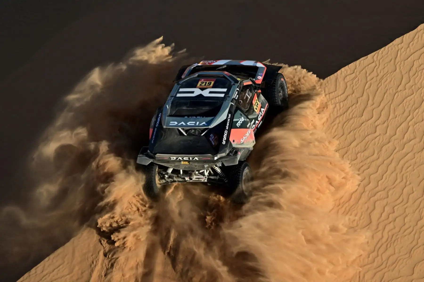 El piloto francés de Dacia Sandriders, Sébastien Loeb, y el copiloto francés, Edouard Boulanger, compiten en la etapa 9, una etapa maratón, de la 48.ª edición del Rally Dakar 2026, entre Wadi ad-Dawasir y Bisha, Arabia Saudita.
Foto: AFP