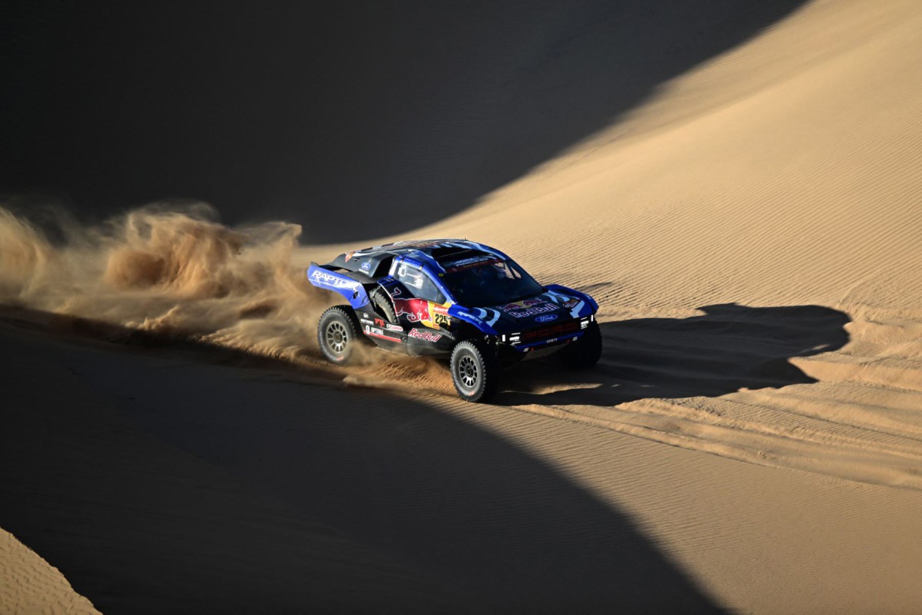 El piloto español de Ford Racing, Carlos Sainz, y su copiloto español, Lucas Cruz, compiten en la Etapa 9, una etapa maratón, de la 48ª edición del Rally Dakar 2026, entre Wadi ad-Dawasir y Bisha, Arabia Saudita.
Foto: AFP
