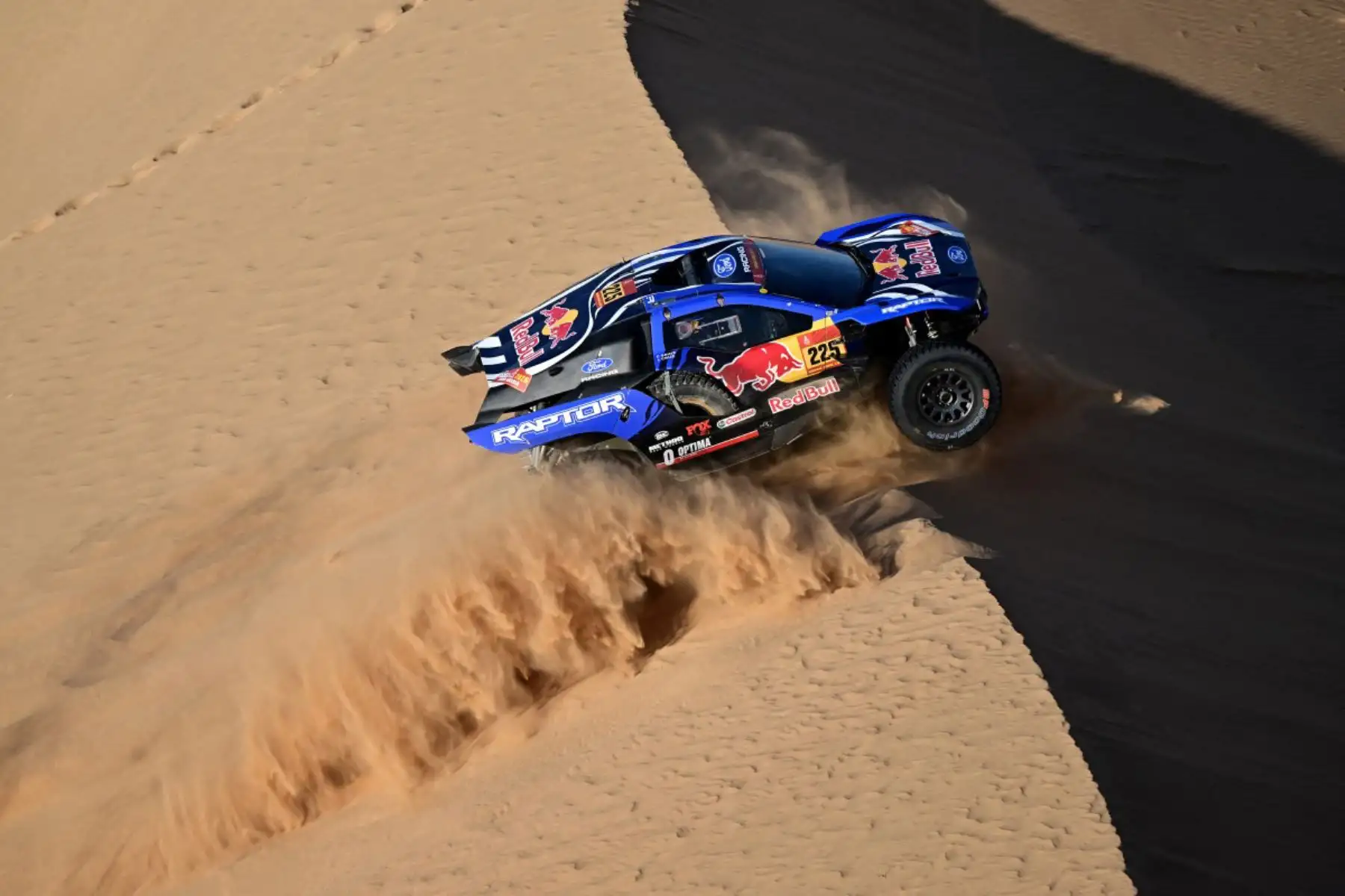 El piloto español de Ford Racing, Carlos Sainz, y su copiloto español, Lucas Cruz, compiten en la Etapa 9, una etapa maratón, de la 48ª edición del Rally Dakar 2026, entre Wadi ad-Dawasir y Bisha, Arabia Saudita.
Foto: AFP