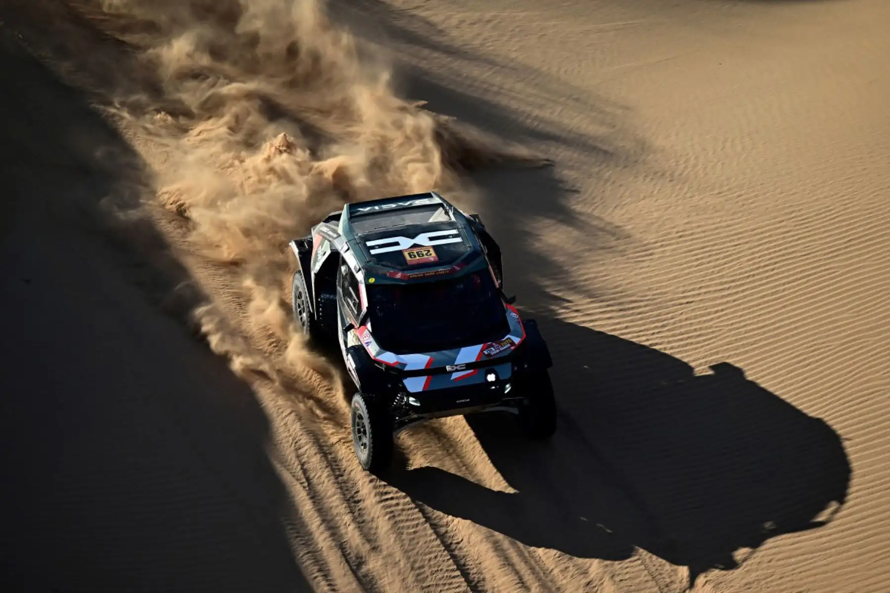 El piloto catarí Nasser Al-Attiyah y el copiloto belga Fabian Lurquin, del Dacia Sandriders, compiten en la etapa 9, una etapa maratón, de la 48ª edición del Rally Dakar 2026, entre Wadi ad-Dawasir y Bisha, Arabia Saudita.
Foto: AFP