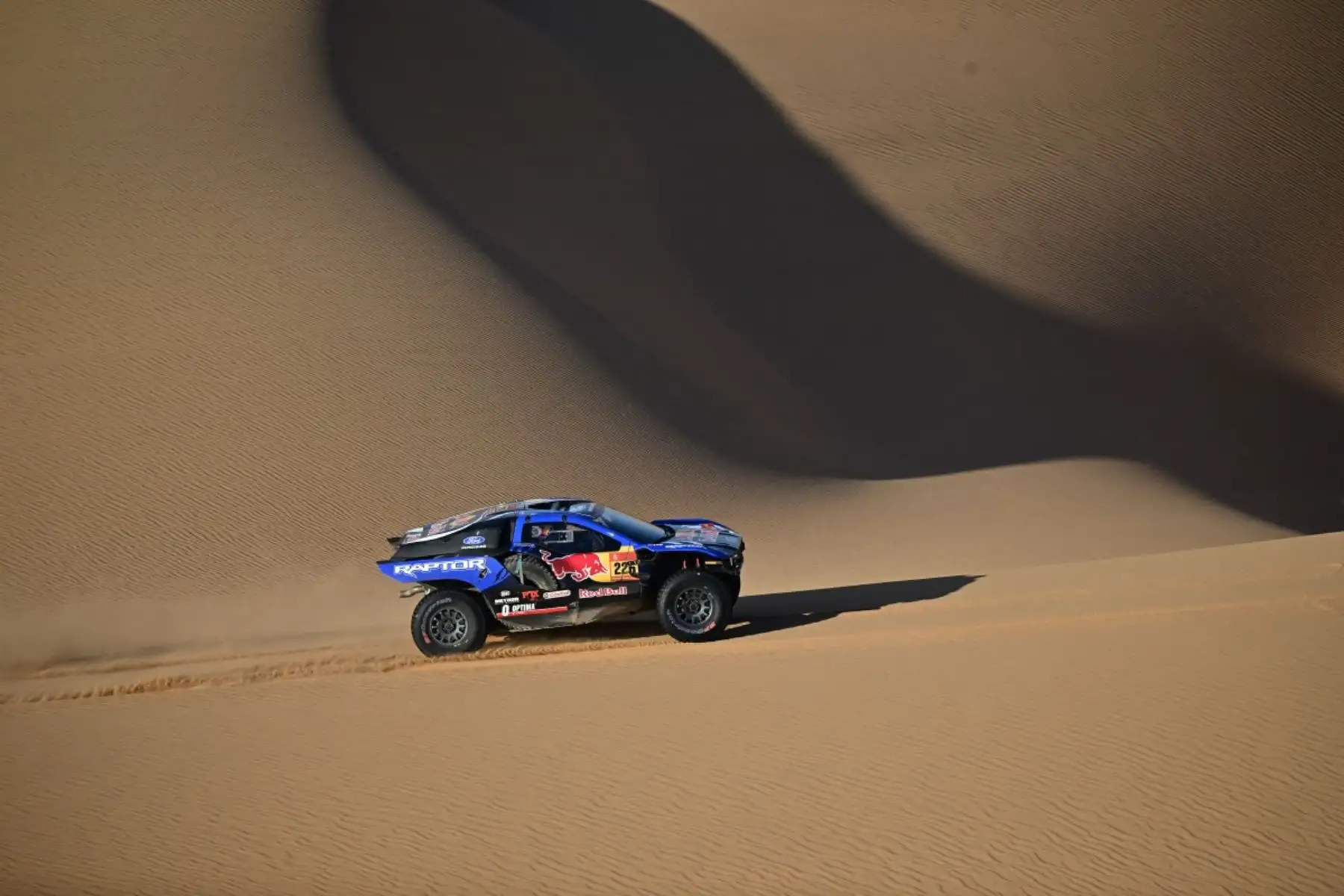 El piloto sueco de Ford Racing, Mattias Ekstrom, y el copiloto sueco, Emil Bergkvist, compiten en la Etapa 9, una etapa maratón, de la 48.ª edición del Rally Dakar 2026, entre Wadi ad-Dawasir y Bisha, Arabia Saudita.
Foto: AFP