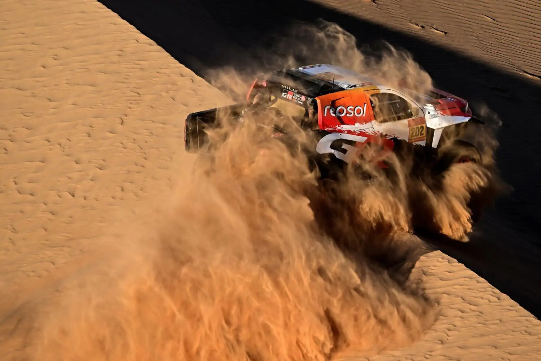 El piloto sudafricano Henk Lategan, del equipo Toyota Gazoo Racing W2rc, y el copiloto sudafricano Brett Cummings compiten en la etapa 9, una etapa maratón, de la 48.ª edición del Rally Dakar 2026, entre Wadi ad-Dawasir y Bisha, Arabia Saudita.
Foto: AFP