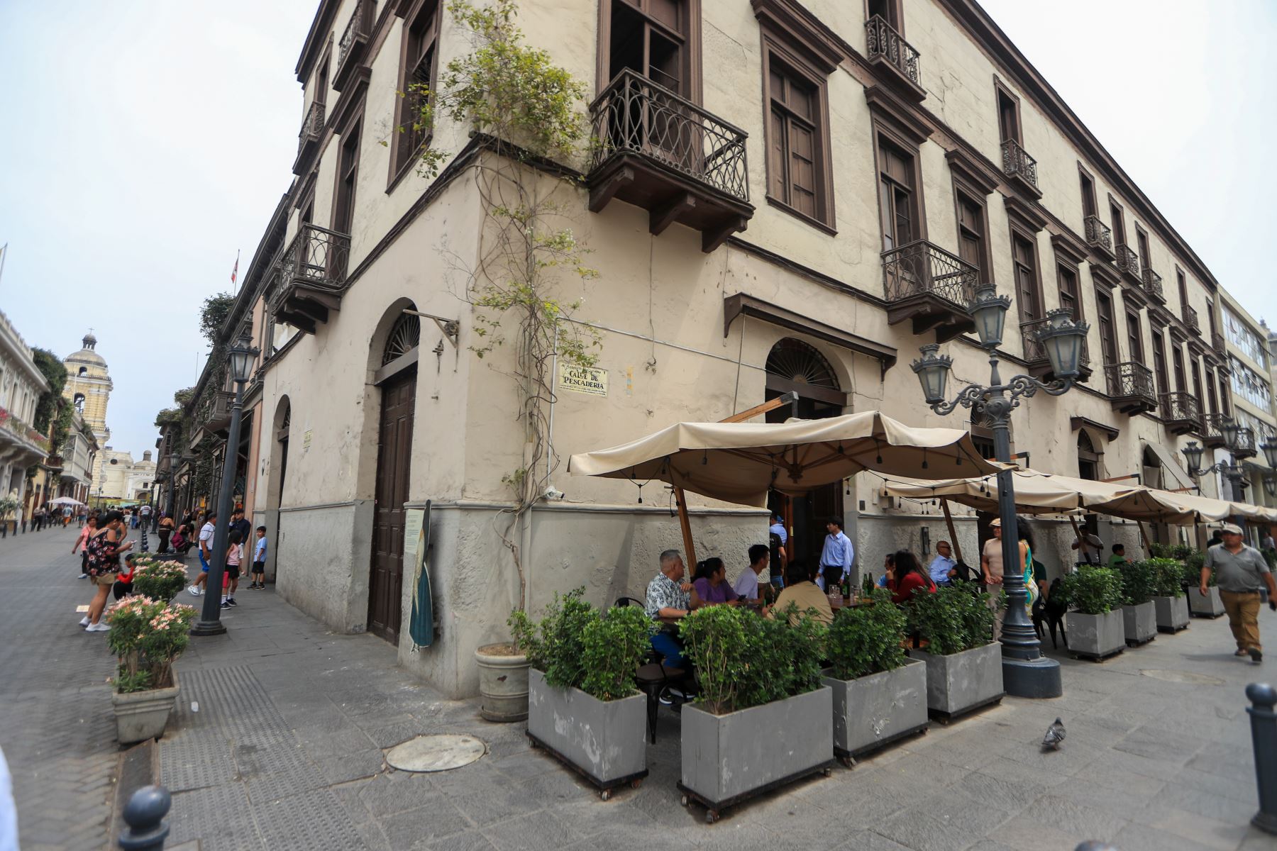 Un rincón inmune al paso del tiempo. El emblemático Bar Cordano conserva su estructura original y su esencia tradicional, testigo de la vida política, cultural y cotidiana de la ciudad. Foto: ANDINA/Ricardo Cuba