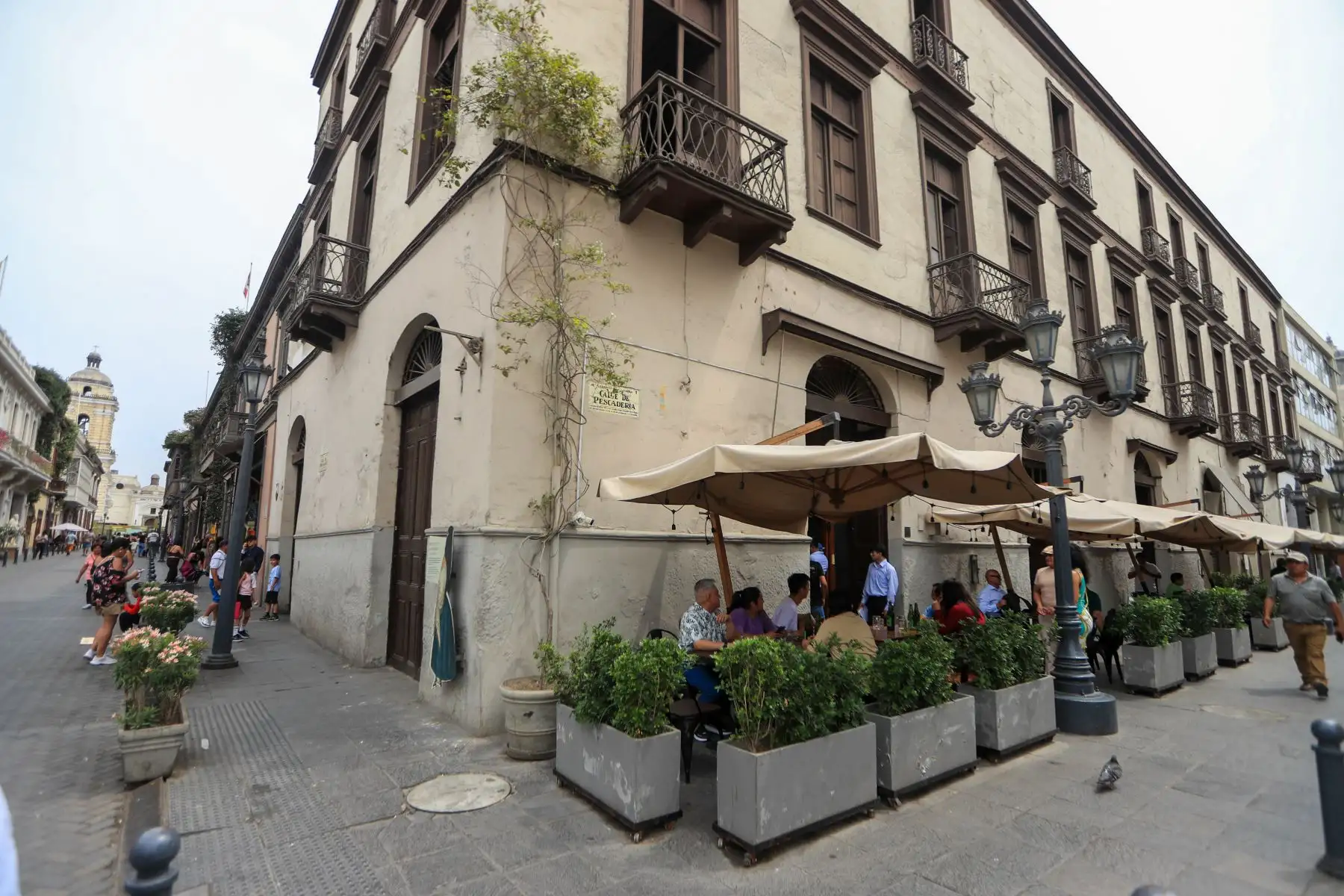 Un rincón inmune al paso del tiempo. El emblemático Bar Cordano conserva su estructura original y su esencia tradicional, testigo de la vida política, cultural y cotidiana de la ciudad. Foto: ANDINA/Ricardo Cuba