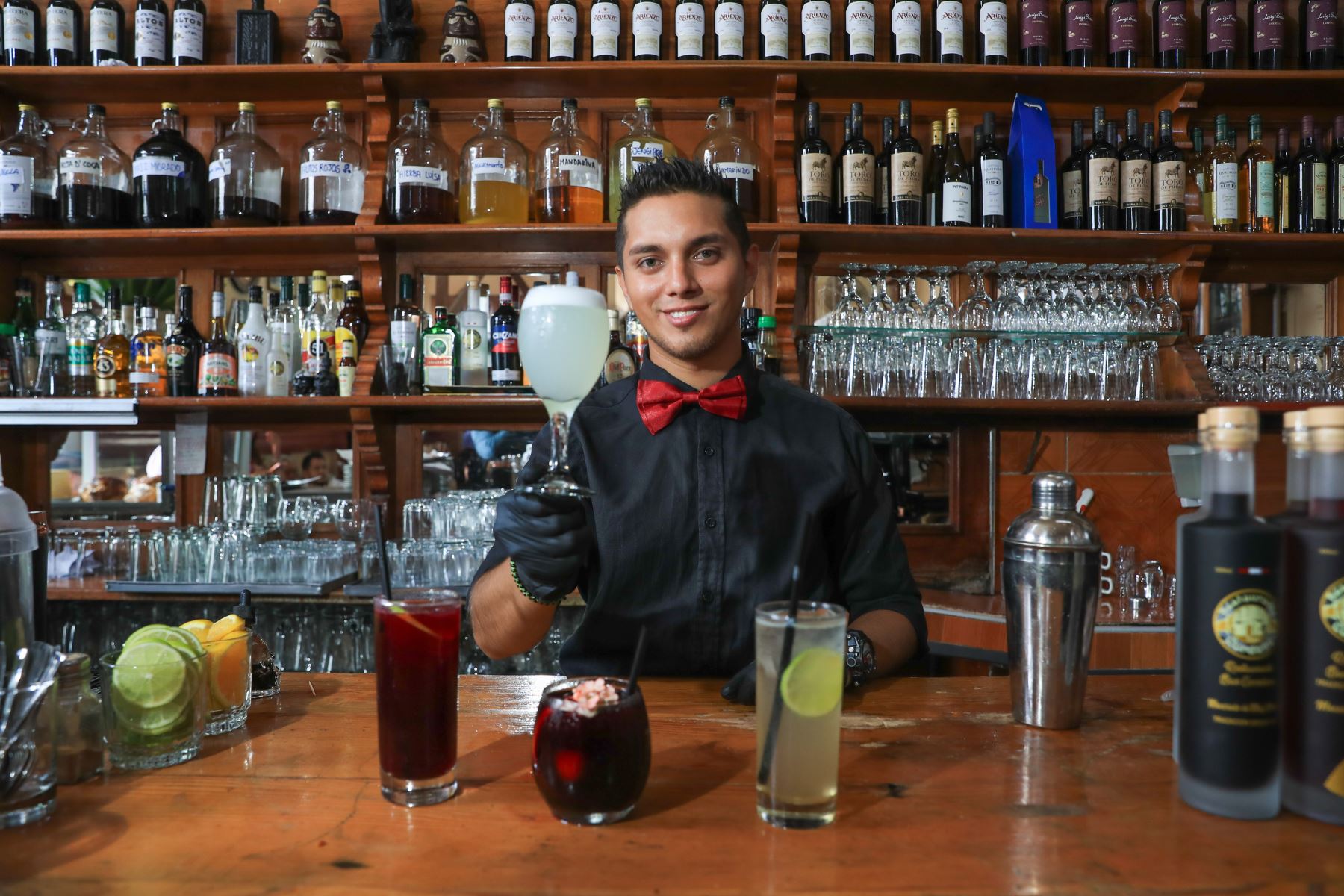 Sus mesas y barra han sido testigos de incontables conversaciones, acuerdos y anécdotas que forman parte del imaginario del Centro Histórico, consolidando al bar como un símbolo vivo de Lima tradicional. Foto: ANDINA/Ricardo Cuba