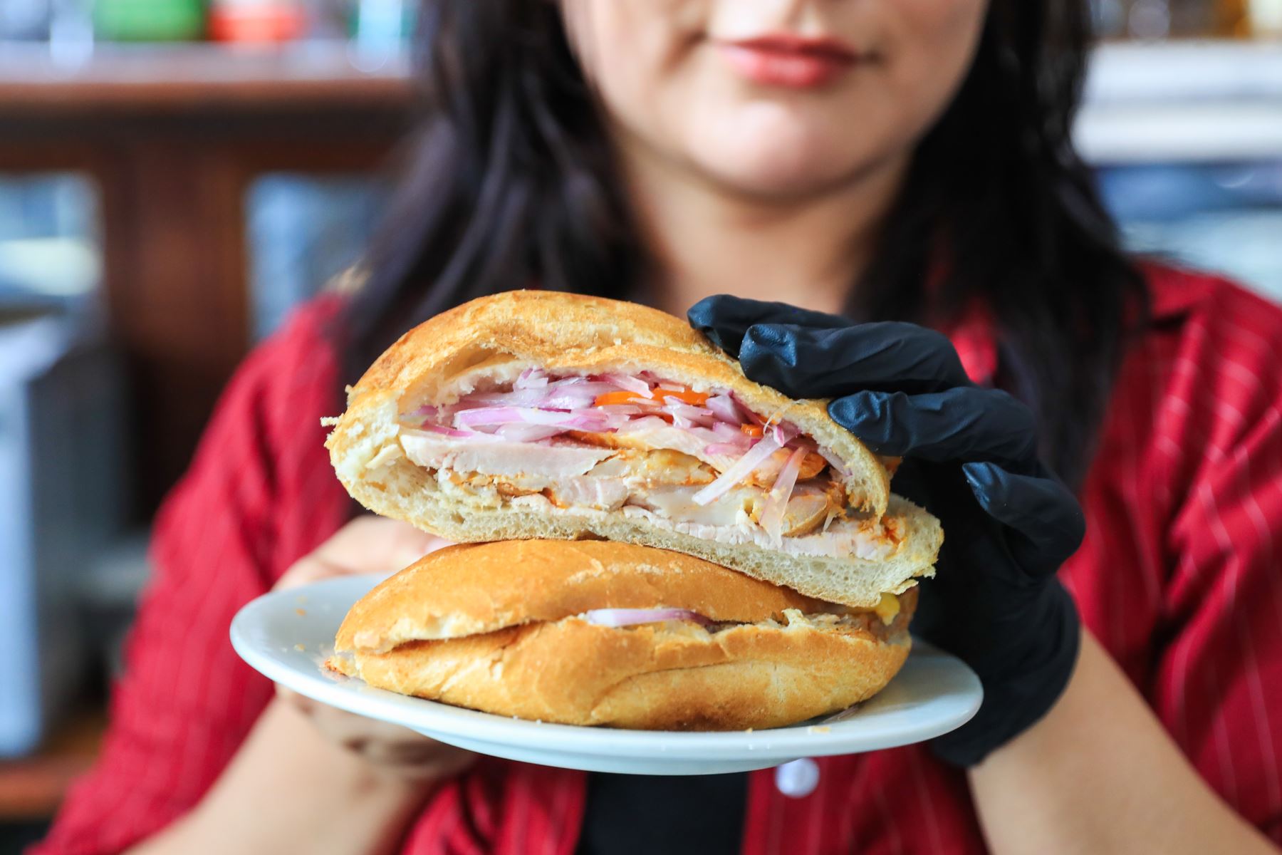 Sabores que perduran. La carta del Bar Cordano rinde homenaje a la gastronomía peruana con clásicos que han marcado época, como el sándwich de jamón del país, el tacu tacu con bistec y el tradicional sancochado, platos emblemáticos que han acompañado a generaciones de comensales en el corazón del Centro Histórico de Lima. Foto: ANDINA/Ricardo Cuba